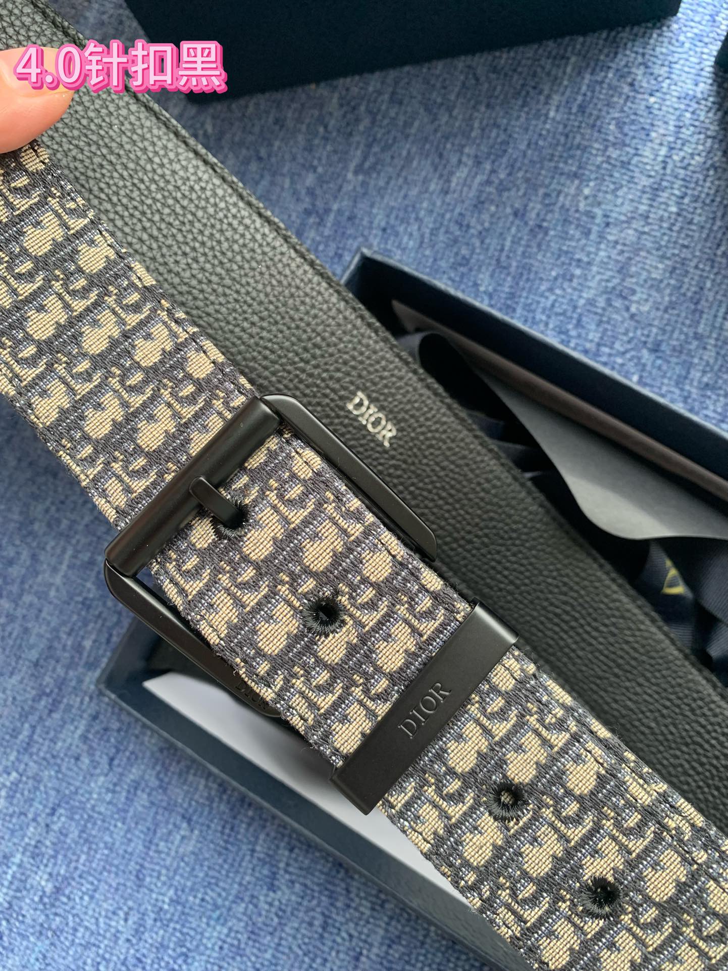 40毫米Dior Oblique Jacquard款式一条兼具优雅与时尚的腰带。蓝色的“迪奥尔·奥布里克