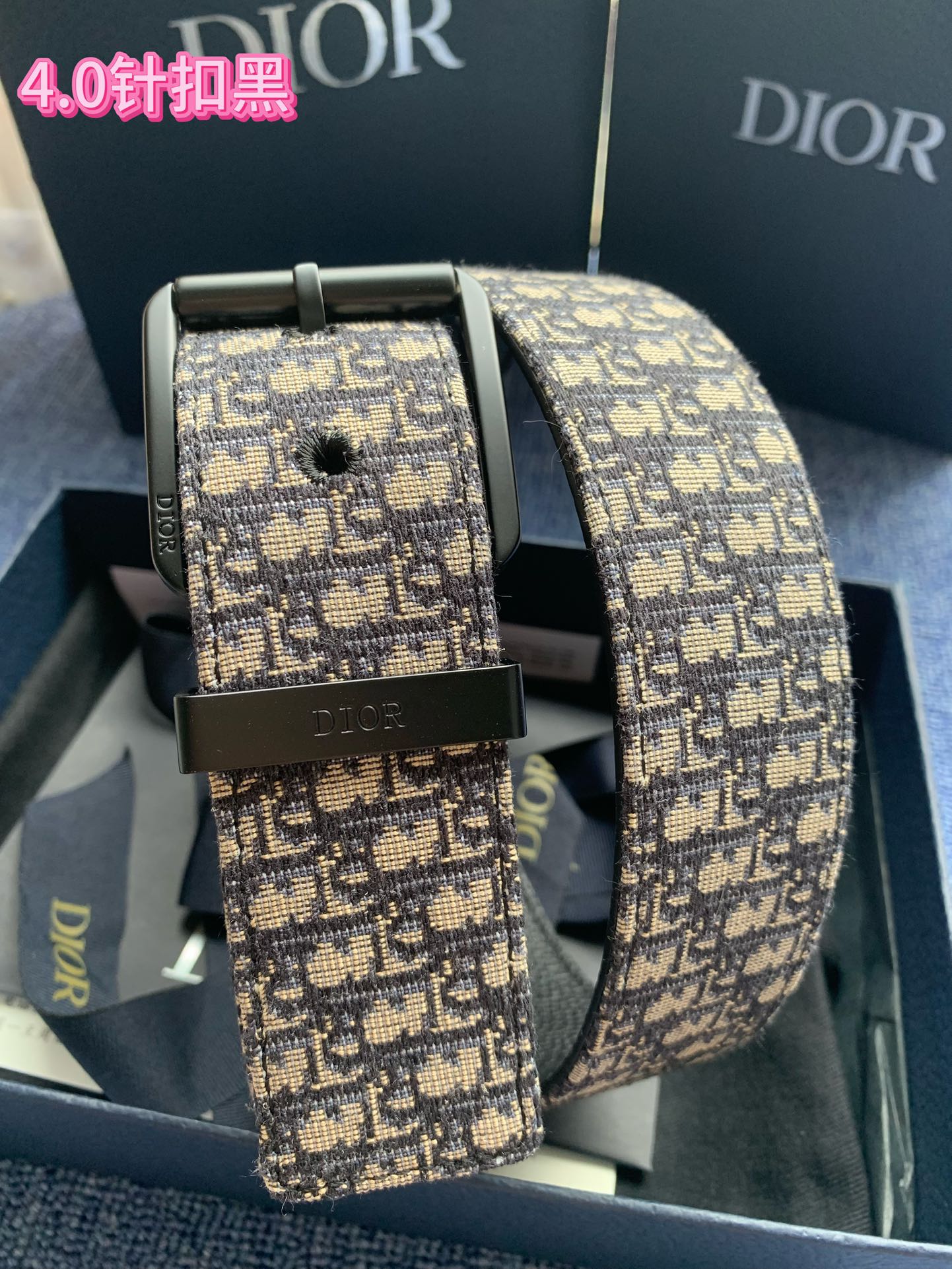 40毫米Dior Oblique Jacquard款式一条兼具优雅与时尚的腰带。蓝色的“迪奥尔·奥布里克