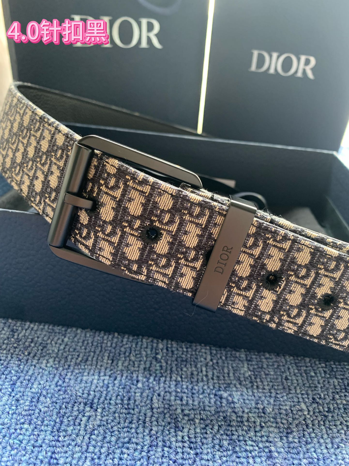 40毫米Dior Oblique Jacquard款式一条兼具优雅与时尚的腰带。蓝色的“迪奥尔·奥布里克