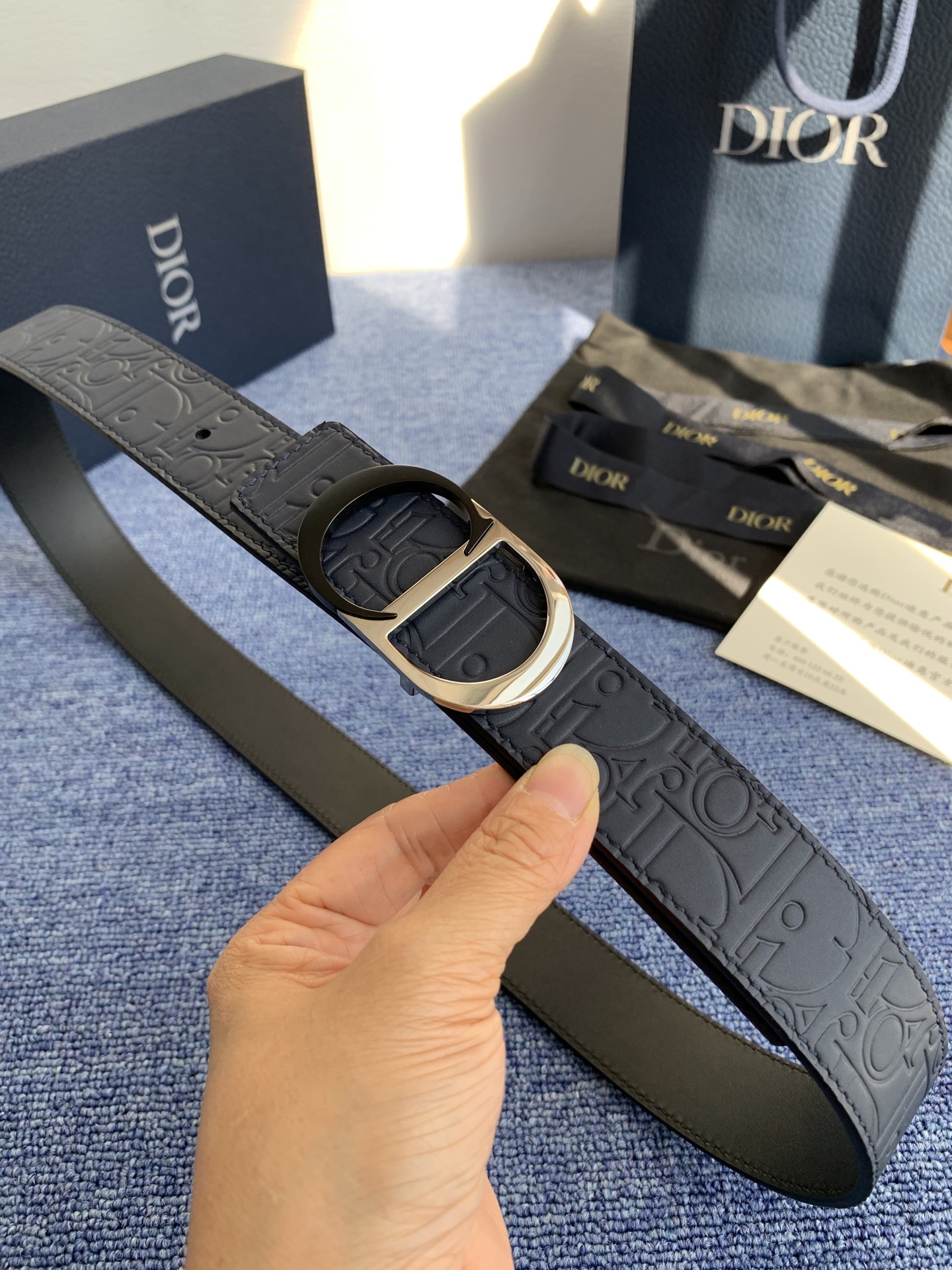 这款 35 毫米双面腰带结合典雅气质与摩登风范。 配一面采用黑色 Dior Gravity 印花效果皮革
