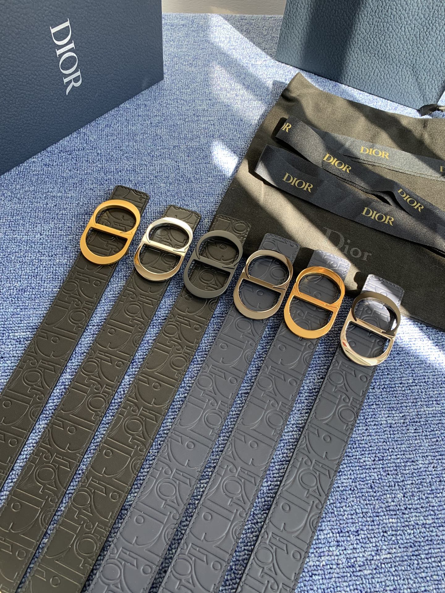 这款 35 毫米双面腰带结合典雅气质与摩登风范。 配一面采用黑色 Dior Gravity 印花效果皮革