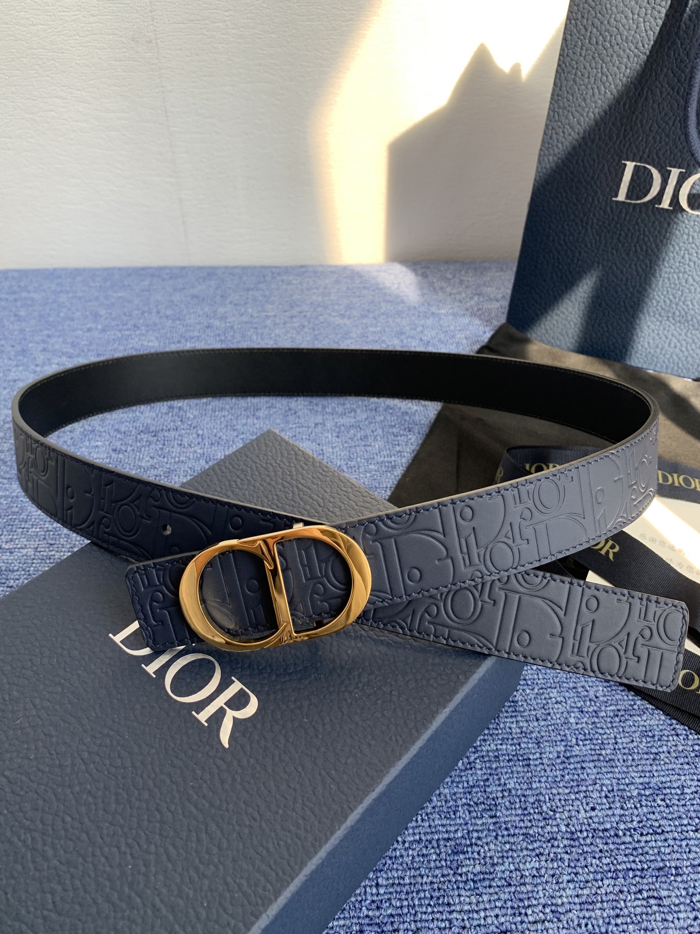 这款 35 毫米双面腰带结合典雅气质与摩登风范。 配一面采用黑色 Dior Gravity 印花效果皮革