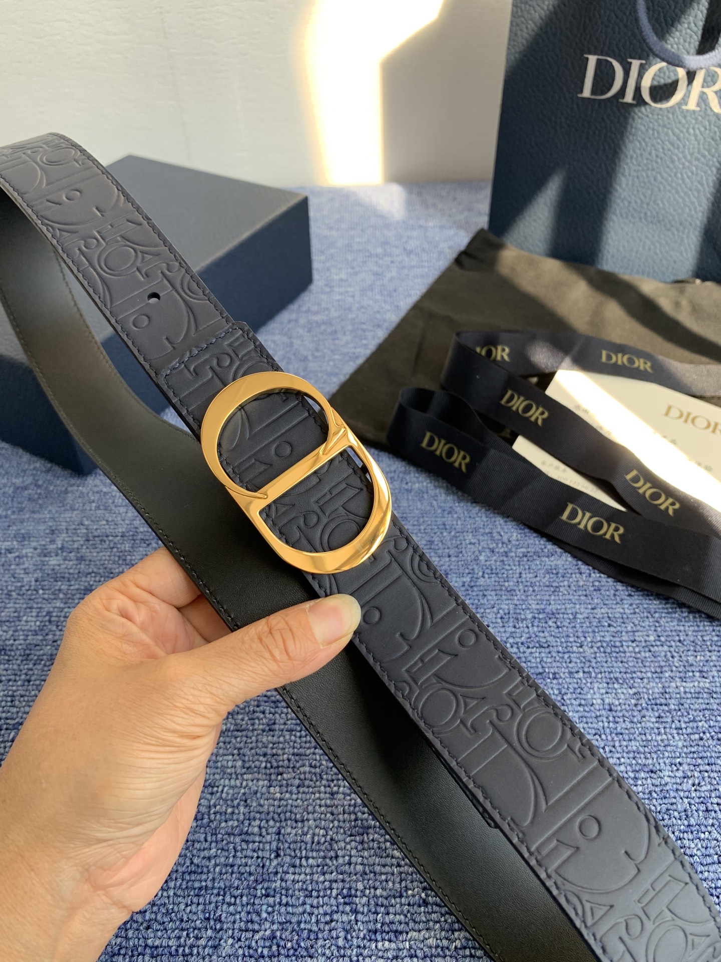 这款 35 毫米双面腰带结合典雅气质与摩登风范。 配一面采用黑色 Dior Gravity 印花效果皮革