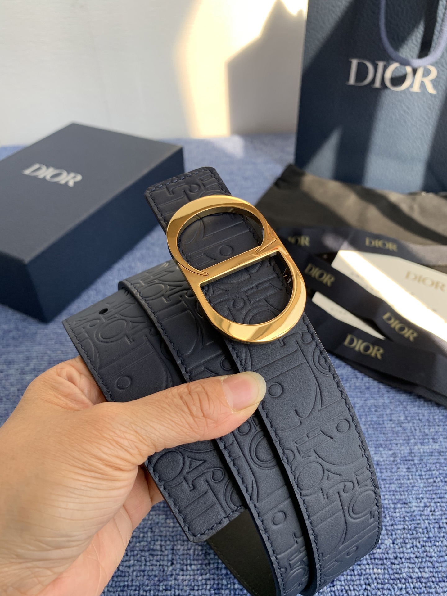 这款 35 毫米双面腰带结合典雅气质与摩登风范。 配一面采用黑色 Dior Gravity 印花效果皮革