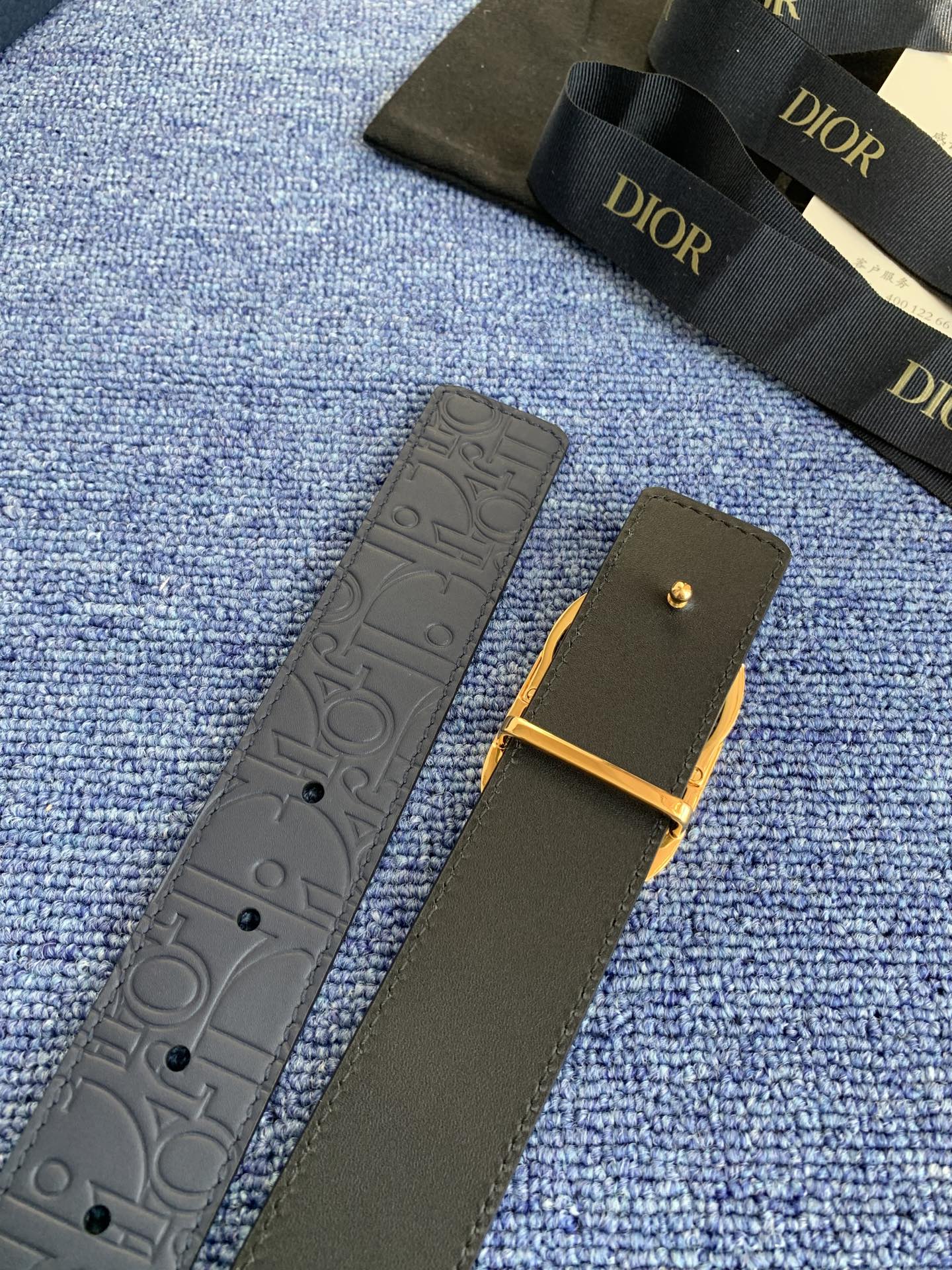 这款 35 毫米双面腰带结合典雅气质与摩登风范。 配一面采用黑色 Dior Gravity 印花效果皮革