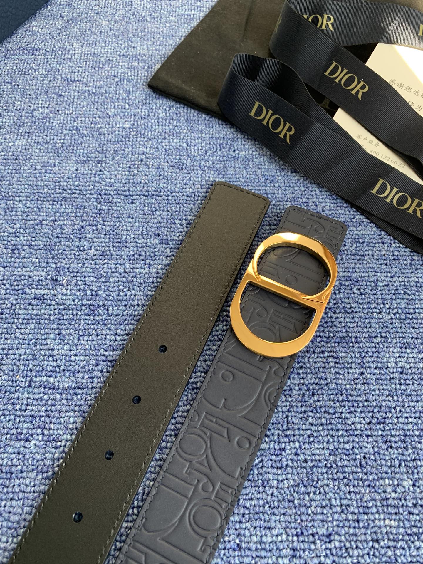 这款 35 毫米双面腰带结合典雅气质与摩登风范。 配一面采用黑色 Dior Gravity 印花效果皮革