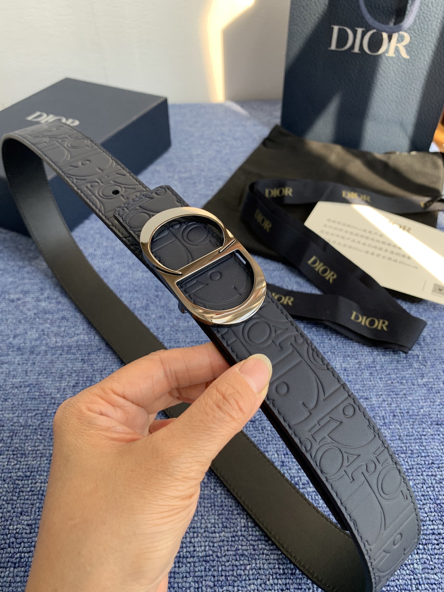 这款 35 毫米双面腰带结合典雅气质与摩登风范。 配一面采用黑色 Dior Gravity 印花效果皮革