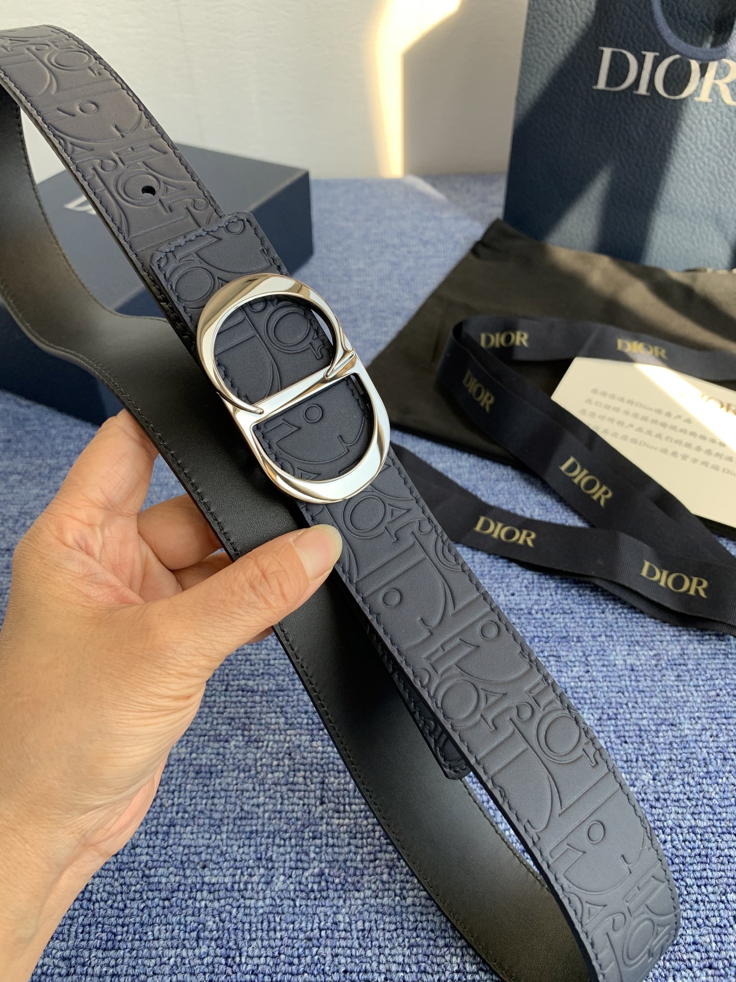 这款 35 毫米双面腰带结合典雅气质与摩登风范。 配一面采用黑色 Dior Gravity 印花效果皮革
