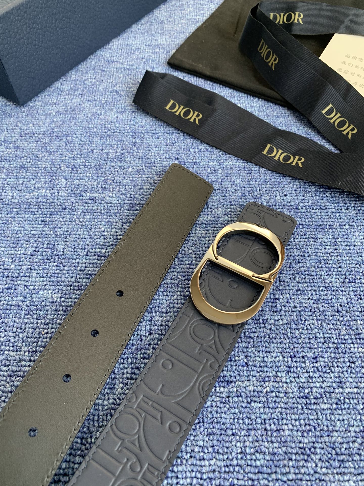 这款 35 毫米双面腰带结合典雅气质与摩登风范。 配一面采用黑色 Dior Gravity 印花效果皮革