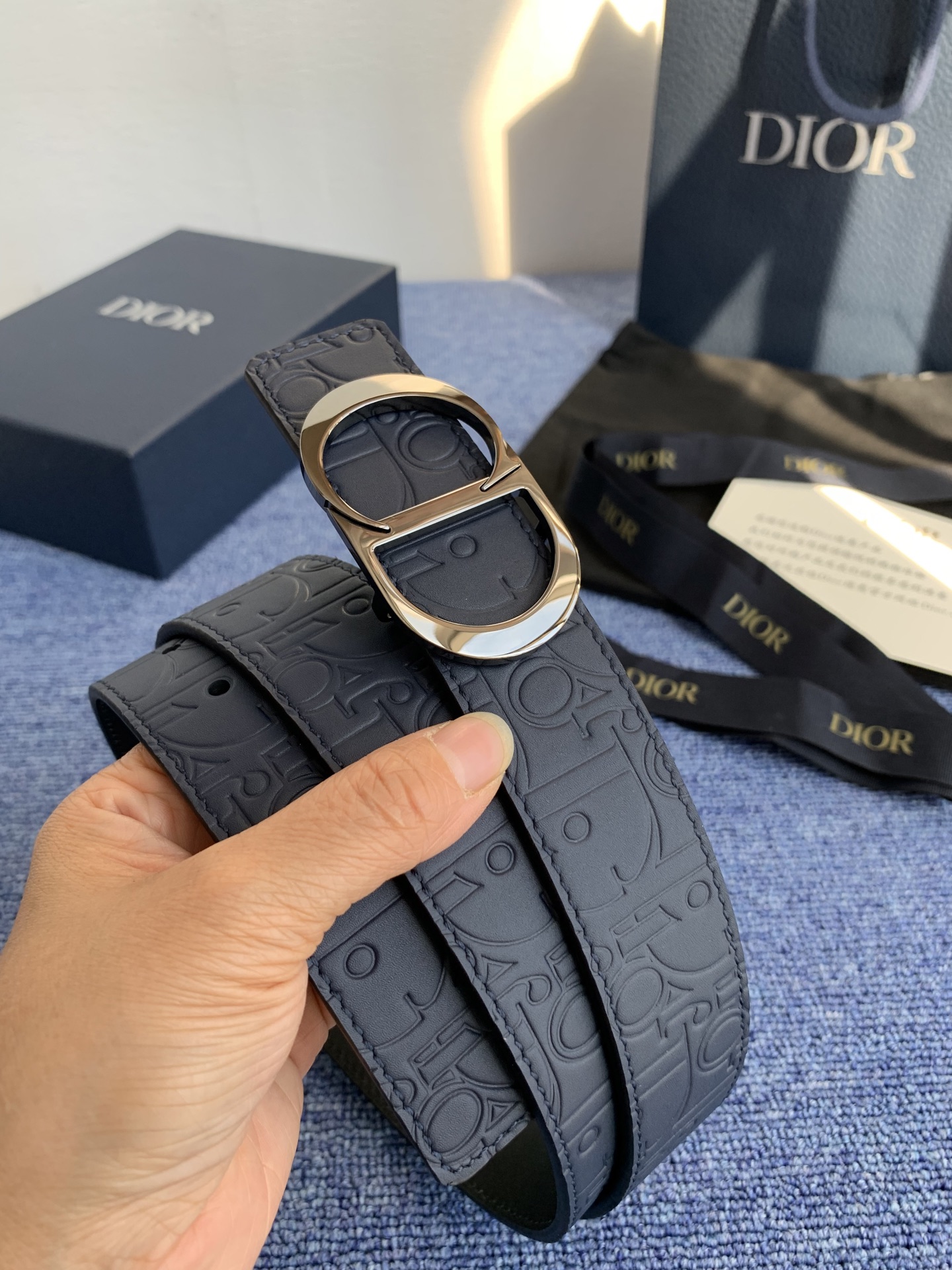 这款 35 毫米双面腰带结合典雅气质与摩登风范。 配一面采用黑色 Dior Gravity 印花效果皮革