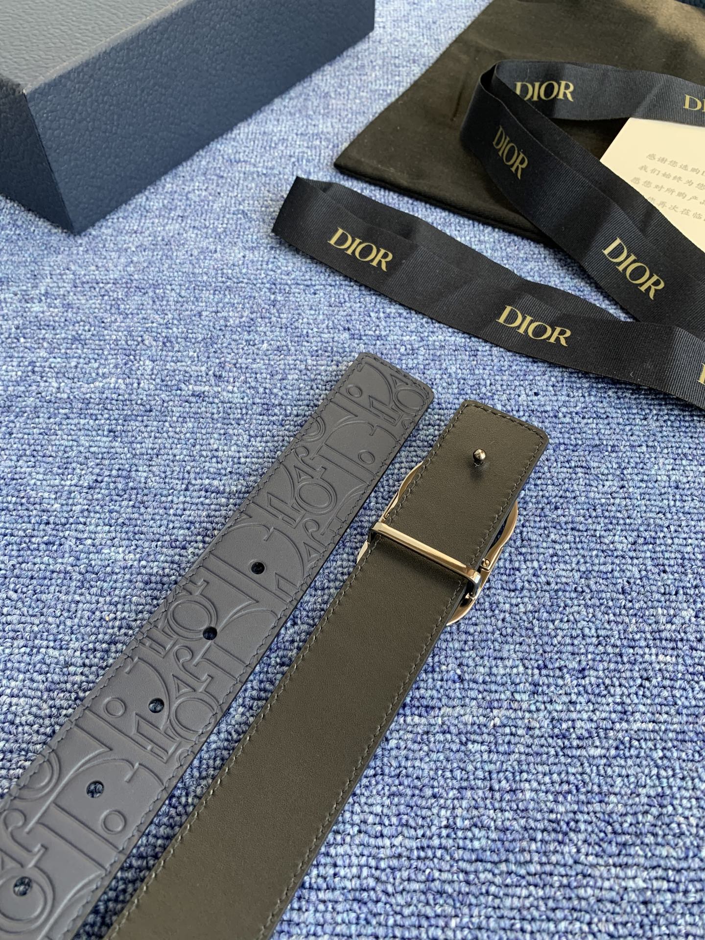 这款 35 毫米双面腰带结合典雅气质与摩登风范。 配一面采用黑色 Dior Gravity 印花效果皮革