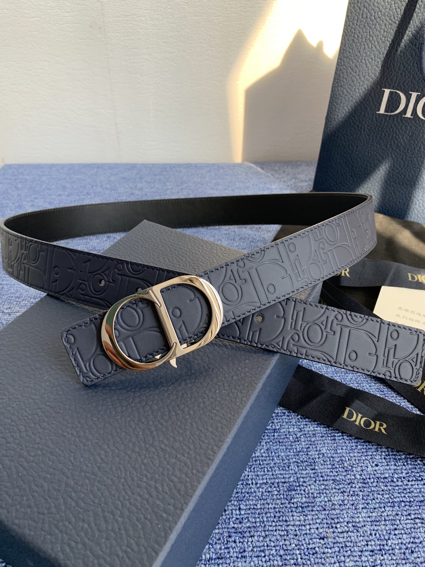 这款 35 毫米双面腰带结合典雅气质与摩登风范。 配一面采用黑色 Dior Gravity 印花效果皮革