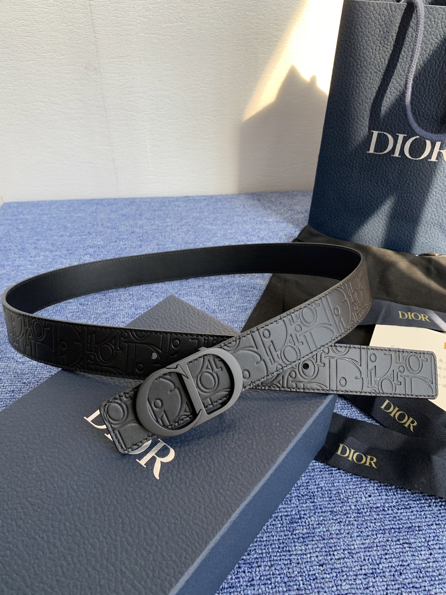 这款 35 毫米双面腰带结合典雅气质与摩登风范。 配一面采用黑色 Dior Gravity 印花效果皮革