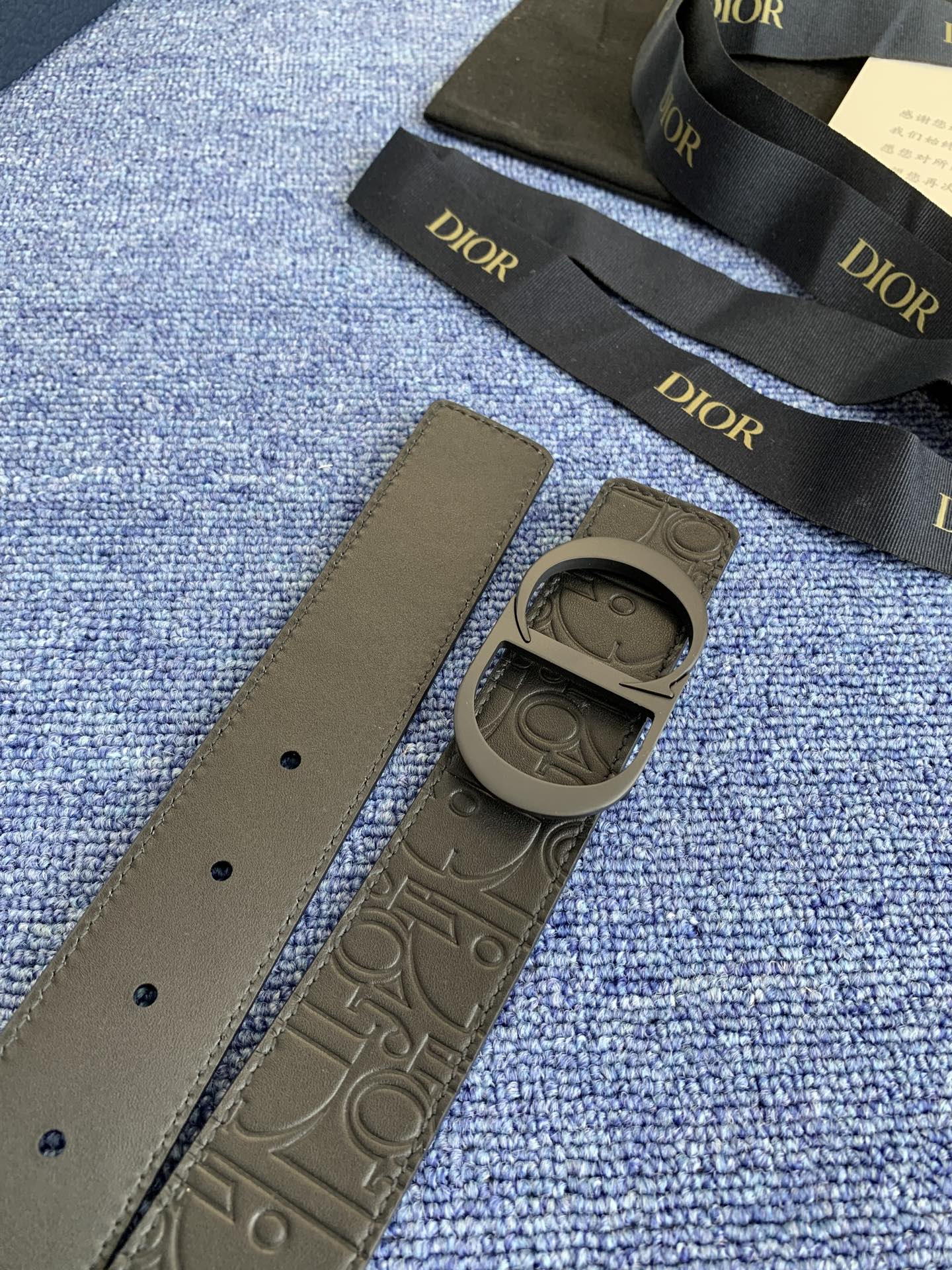 这款 35 毫米双面腰带结合典雅气质与摩登风范。 配一面采用黑色 Dior Gravity 印花效果皮革