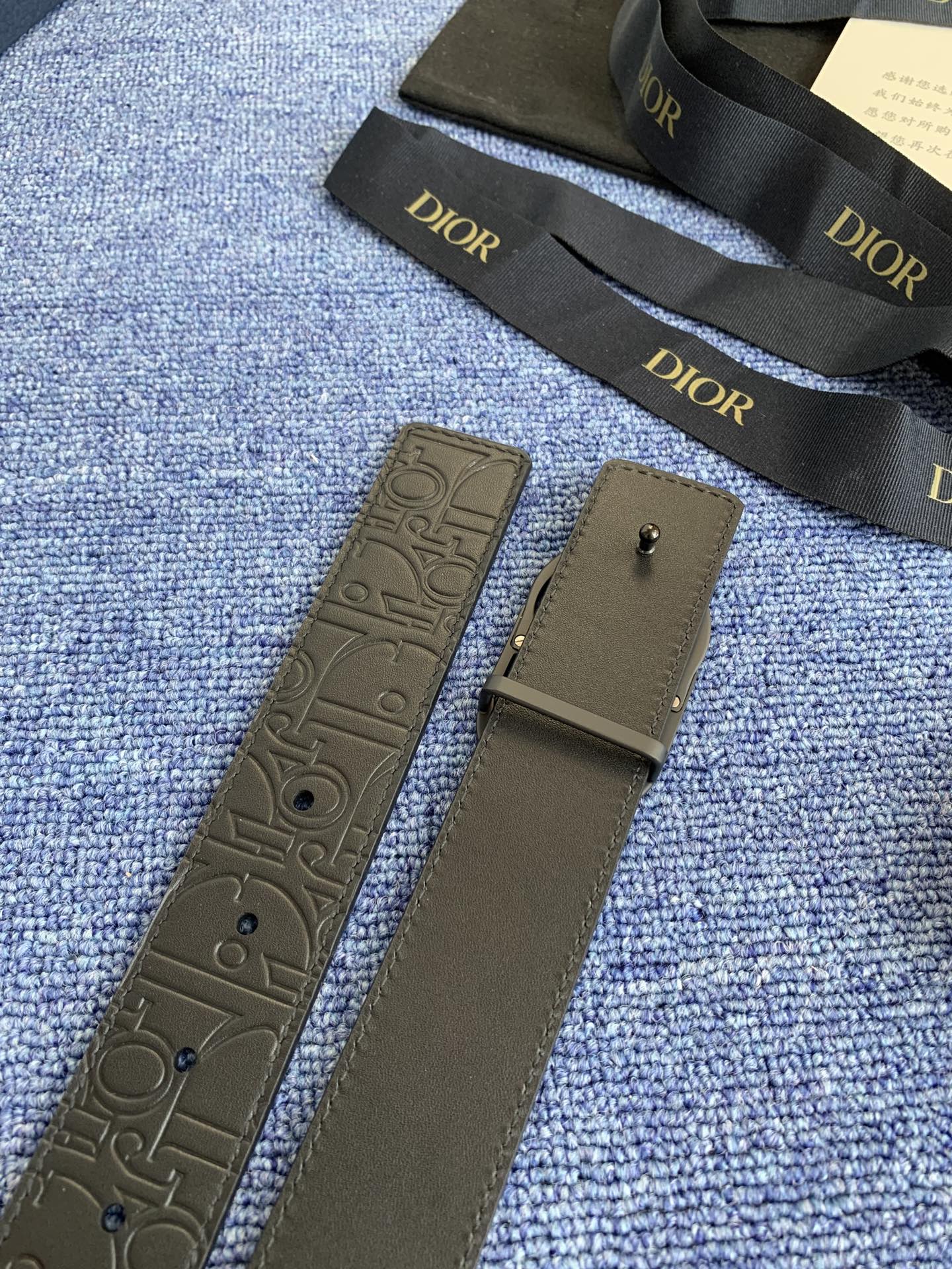 这款 35 毫米双面腰带结合典雅气质与摩登风范。 配一面采用黑色 Dior Gravity 印花效果皮革