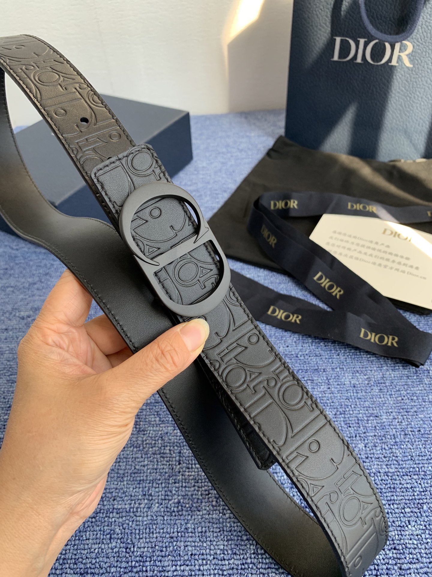 这款 35 毫米双面腰带结合典雅气质与摩登风范。 配一面采用黑色 Dior Gravity 印花效果皮革