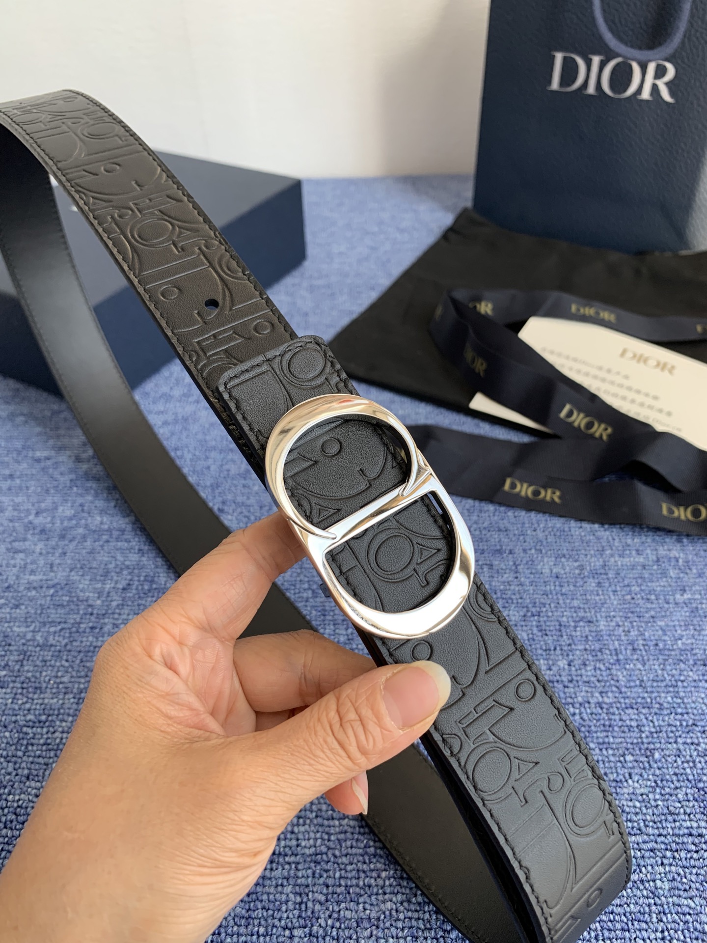 这款 35 毫米双面腰带结合典雅气质与摩登风范。 配一面采用黑色 Dior Gravity 印花效果皮革