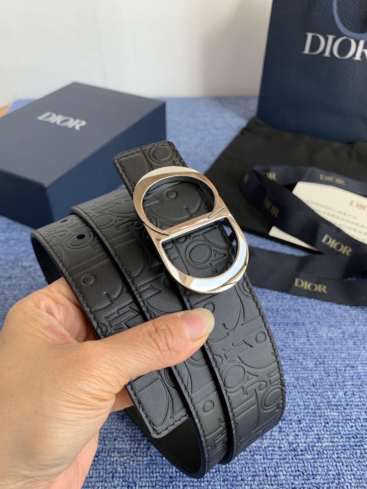 这款 35 毫米双面腰带结合典雅气质与摩登风范。 配一面采用黑色 Dior Gravity 印花效果皮革