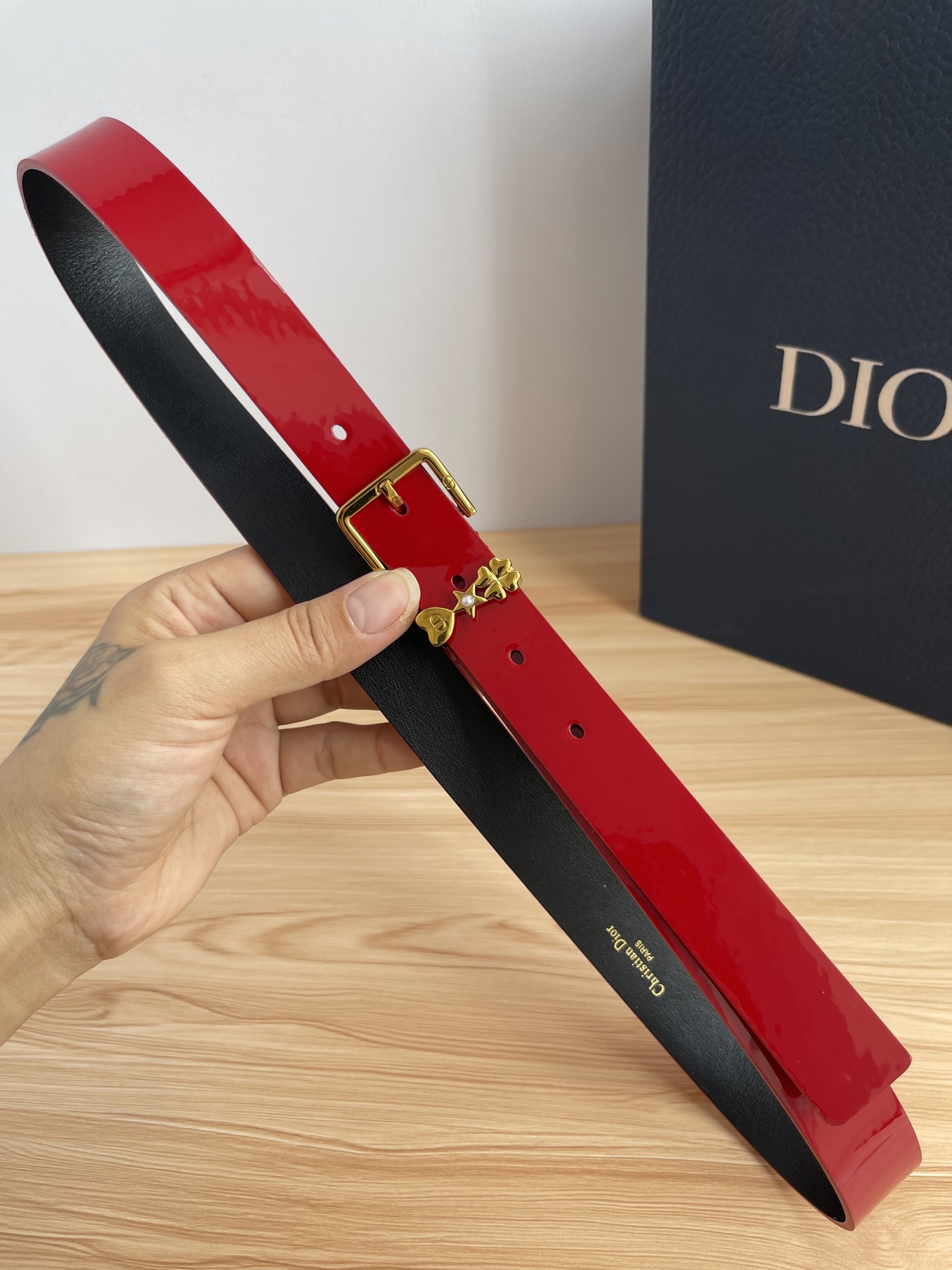 😍😍😍迪奥550 2.5CM 😍这款 Montaigne Avenue 腰带从同名手袋汲取灵感，采用黑色