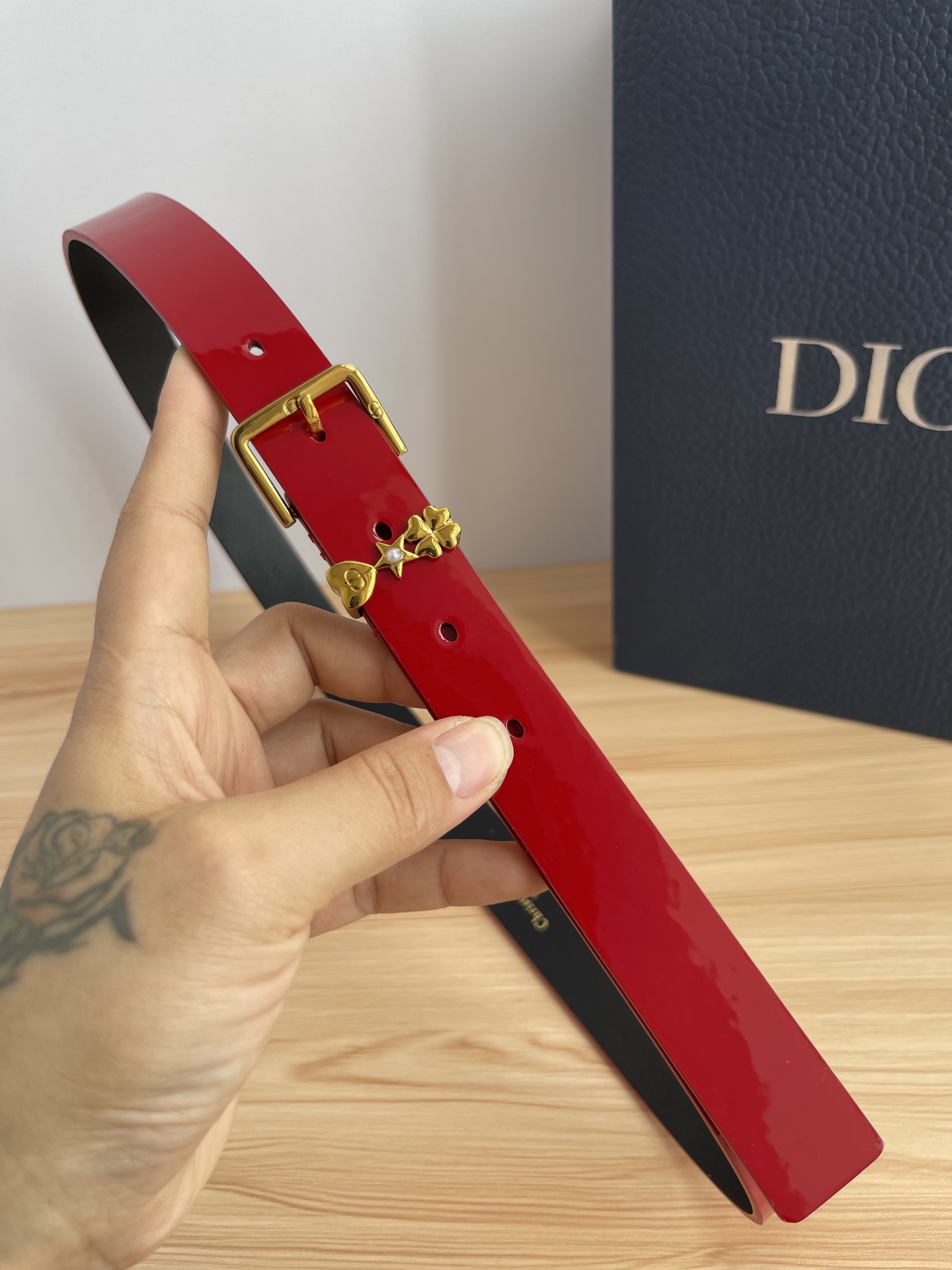 😍😍😍迪奥550 2.5CM 😍这款 Montaigne Avenue 腰带从同名手袋汲取灵感，采用黑色