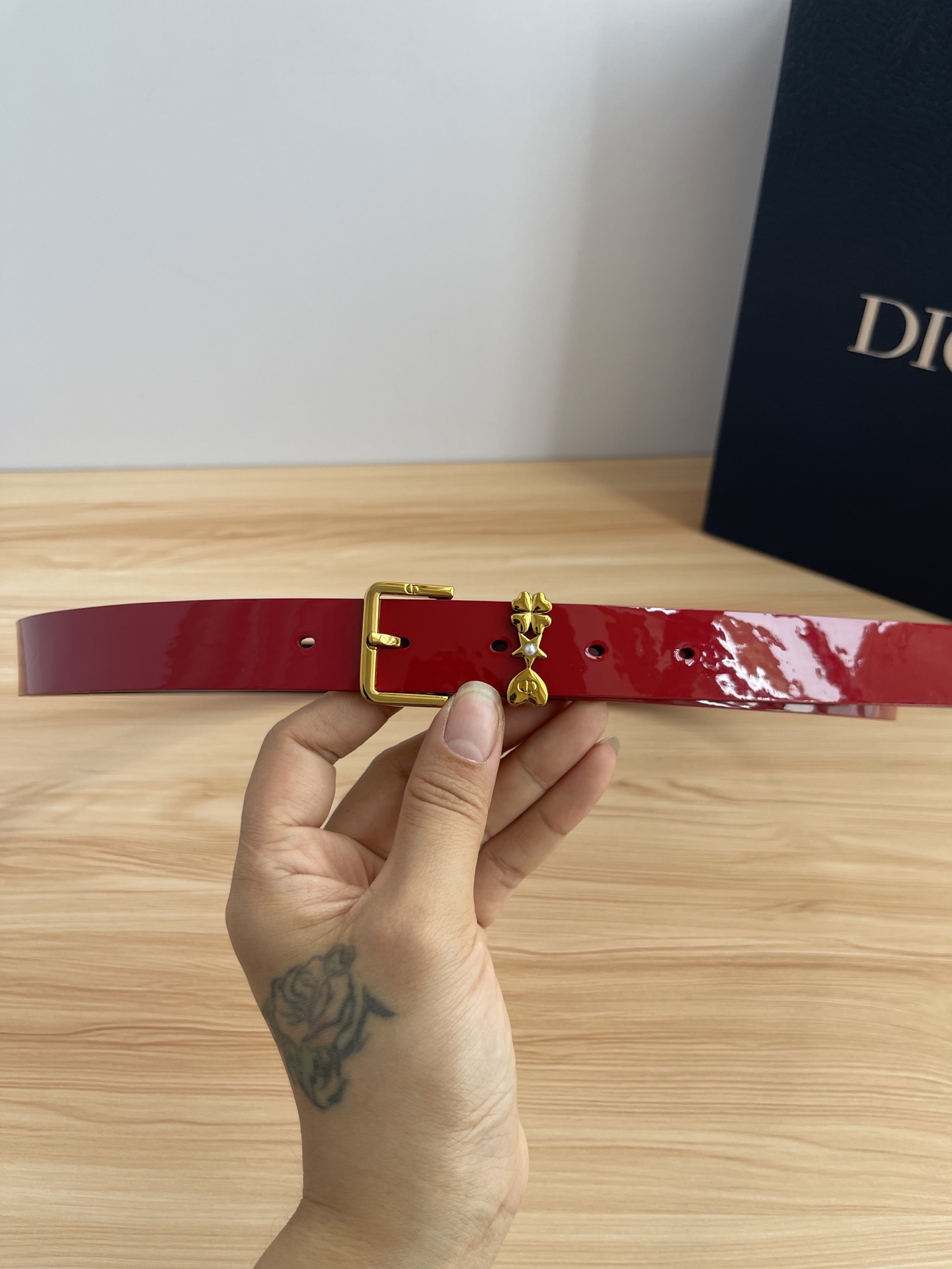 😍😍😍迪奥550 2.5CM 😍这款 Montaigne Avenue 腰带从同名手袋汲取灵感，采用黑色