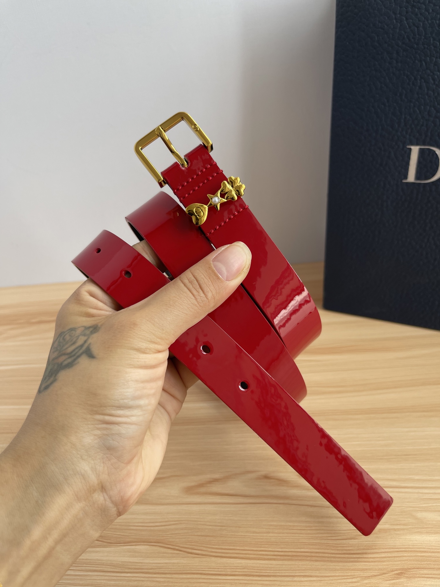 😍😍😍迪奥550 2.5CM 😍这款 Montaigne Avenue 腰带从同名手袋汲取灵感，采用黑色