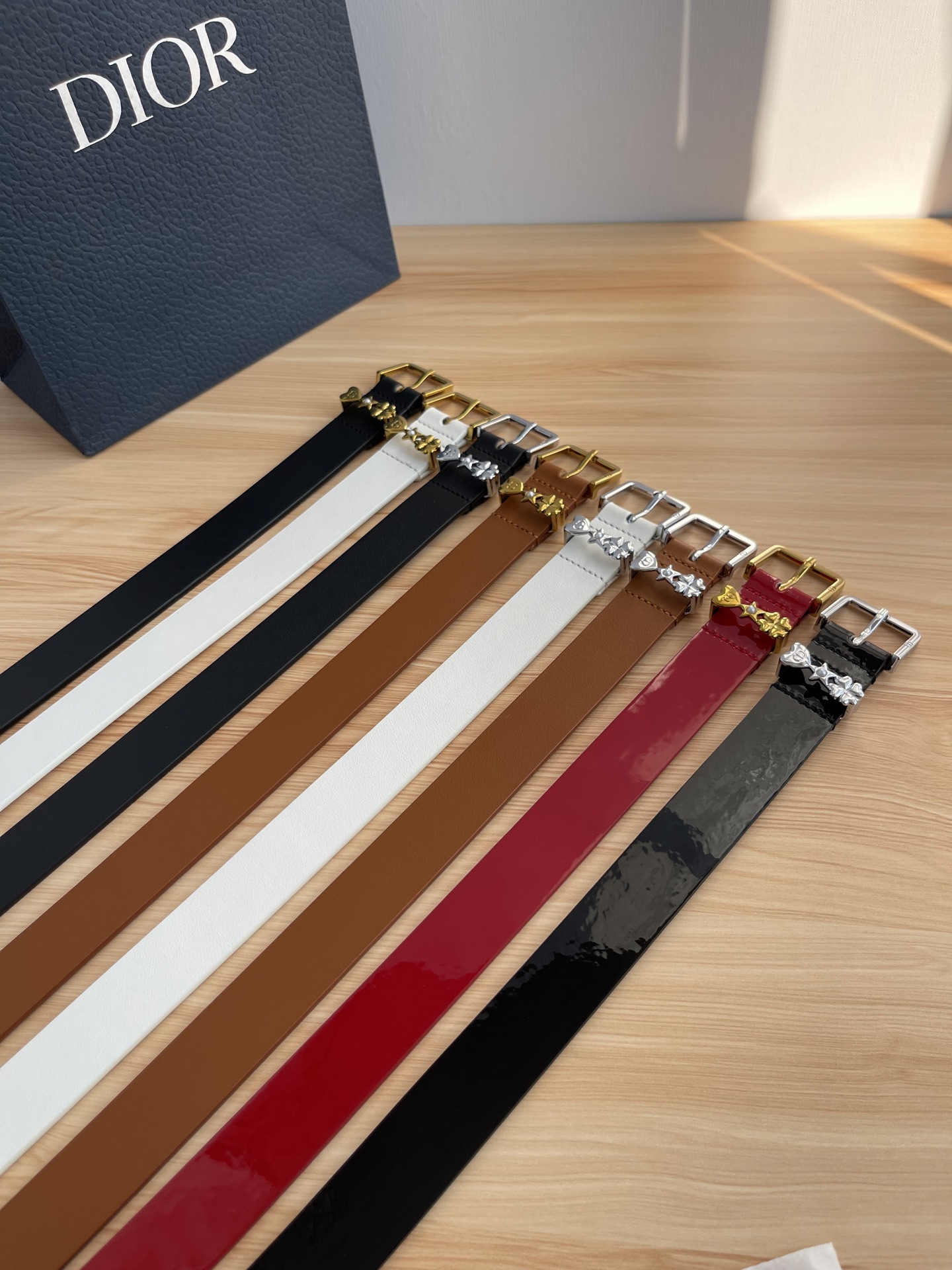 😍😍😍迪奥550 2.5CM 😍这款 Montaigne Avenue 腰带从同名手袋汲取灵感，采用黑色