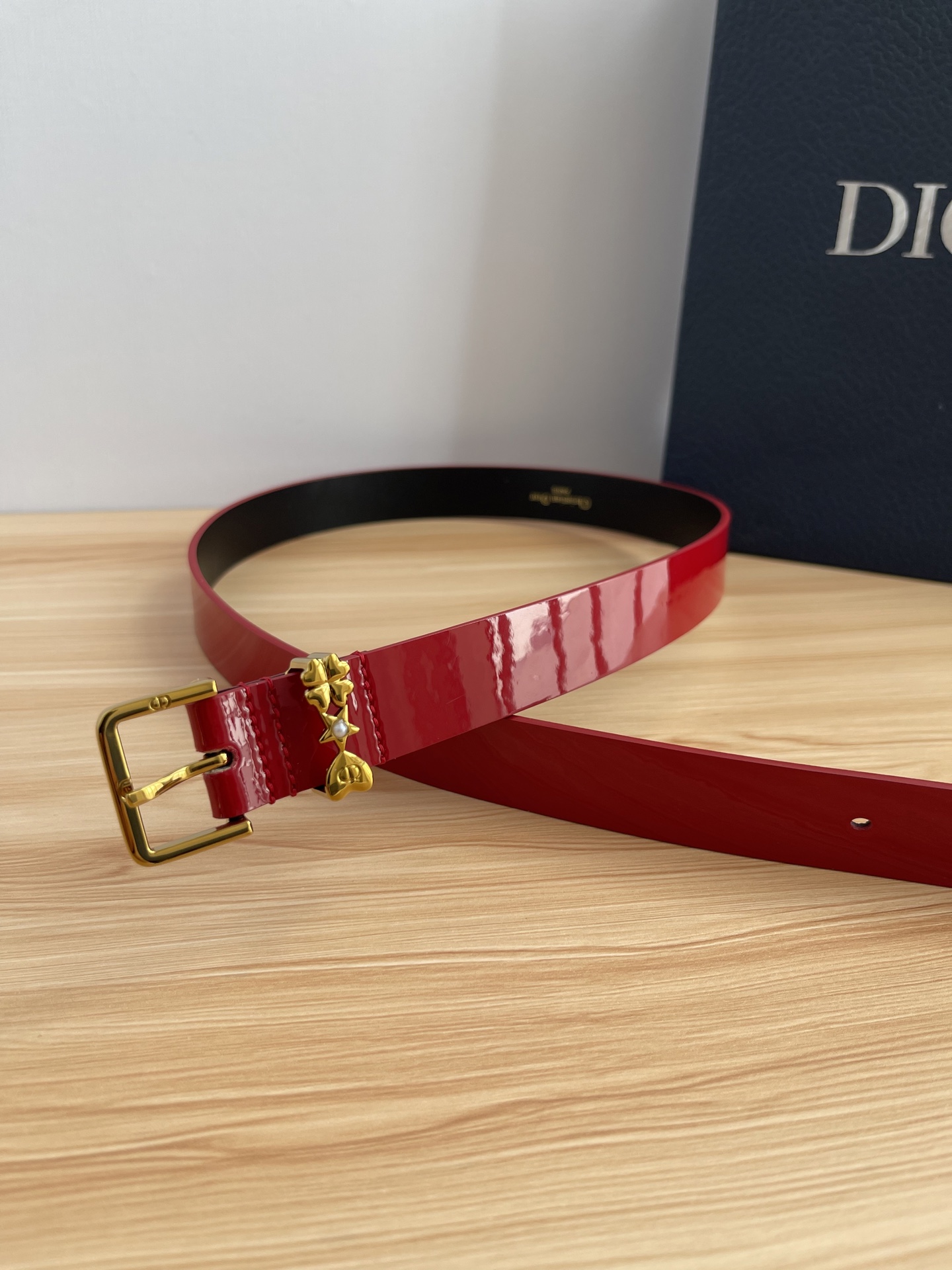 😍😍😍迪奥550 2.5CM 😍这款 Montaigne Avenue 腰带从同名手袋汲取灵感，采用黑色