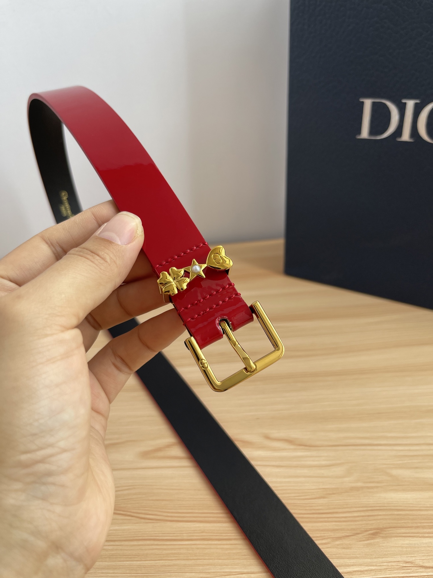 😍😍😍迪奥550 2.5CM 😍这款 Montaigne Avenue 腰带从同名手袋汲取灵感，采用黑色