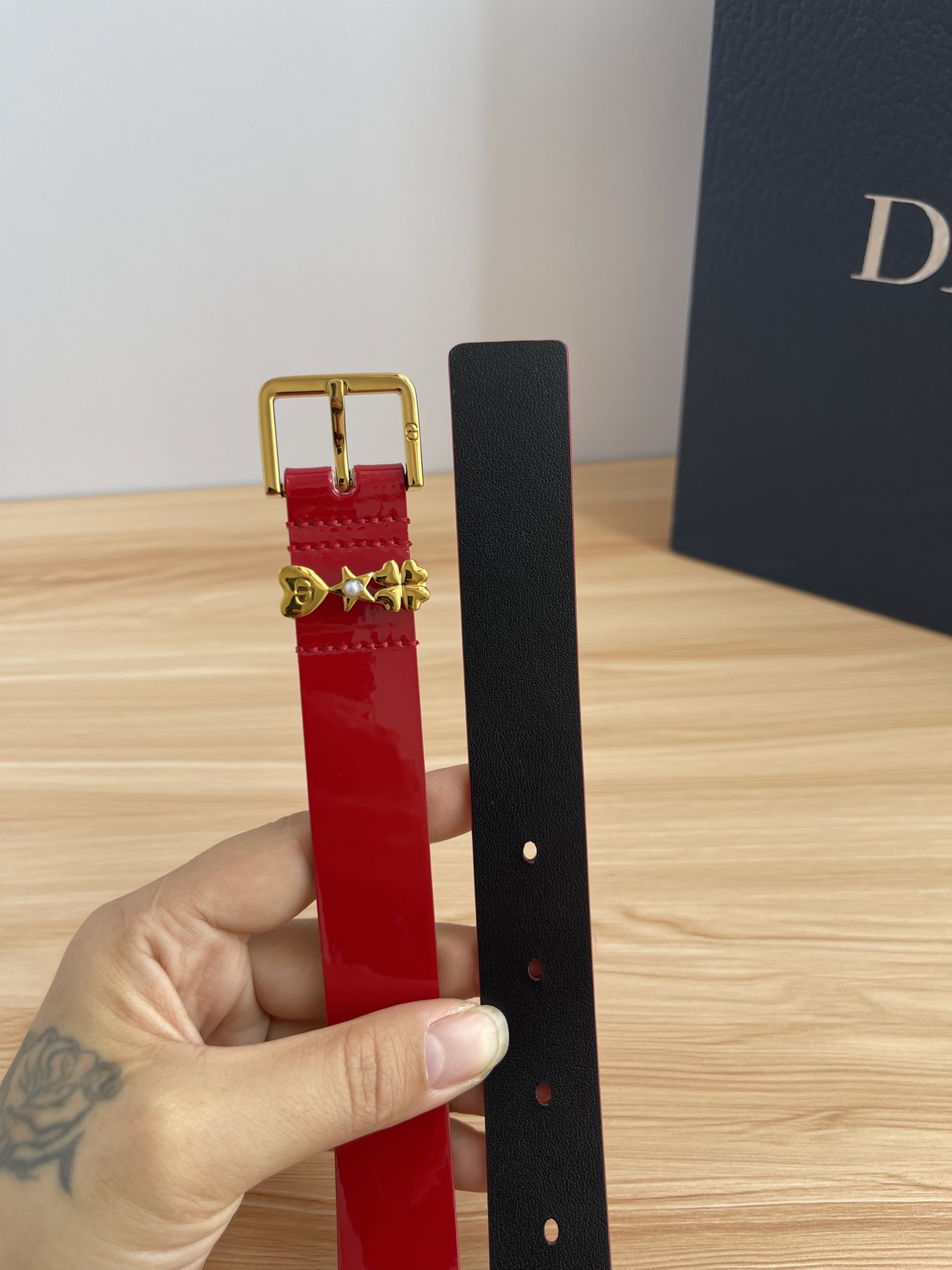 😍😍😍迪奥550 2.5CM 😍这款 Montaigne Avenue 腰带从同名手袋汲取灵感，采用黑色