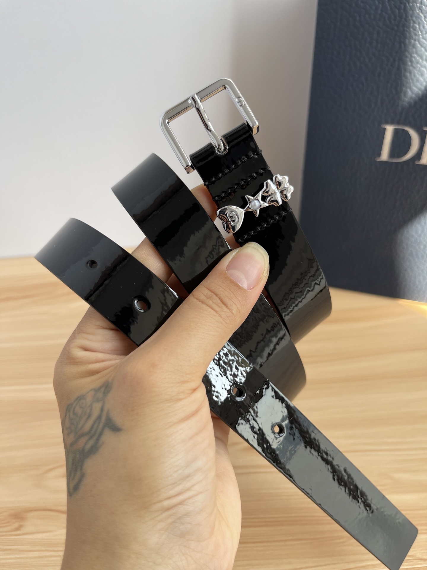 😍😍😍迪奥550 2.5CM 😍这款 Montaigne Avenue 腰带从同名手袋汲取灵感，采用黑色