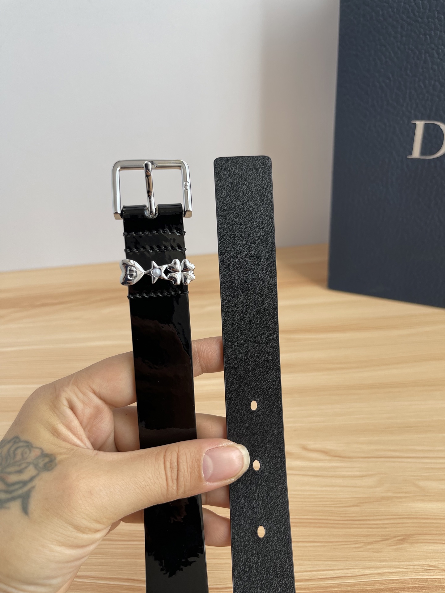 😍😍😍迪奥550 2.5CM 😍这款 Montaigne Avenue 腰带从同名手袋汲取灵感，采用黑色