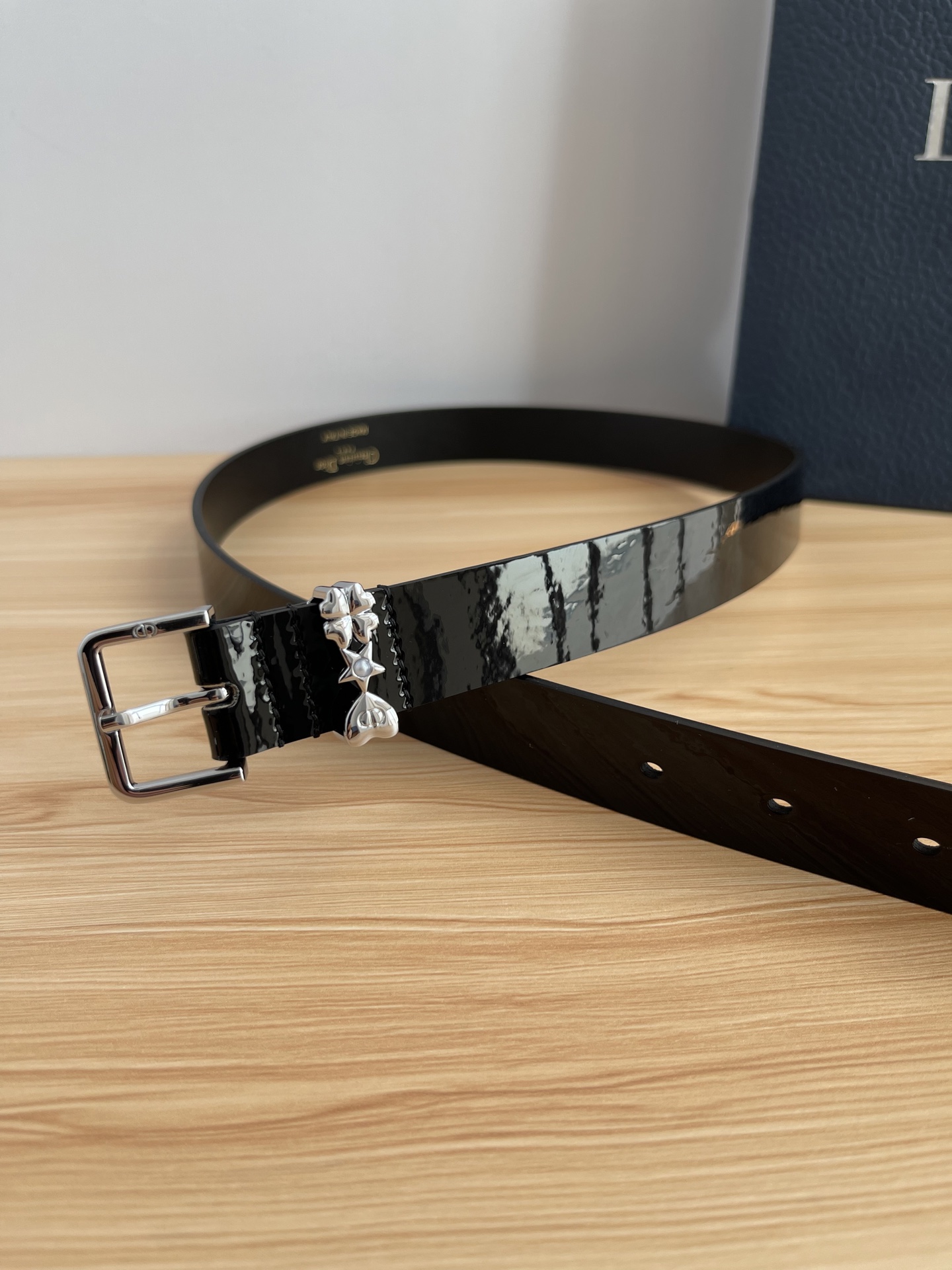 😍😍😍迪奥550 2.5CM 😍这款 Montaigne Avenue 腰带从同名手袋汲取灵感，采用黑色