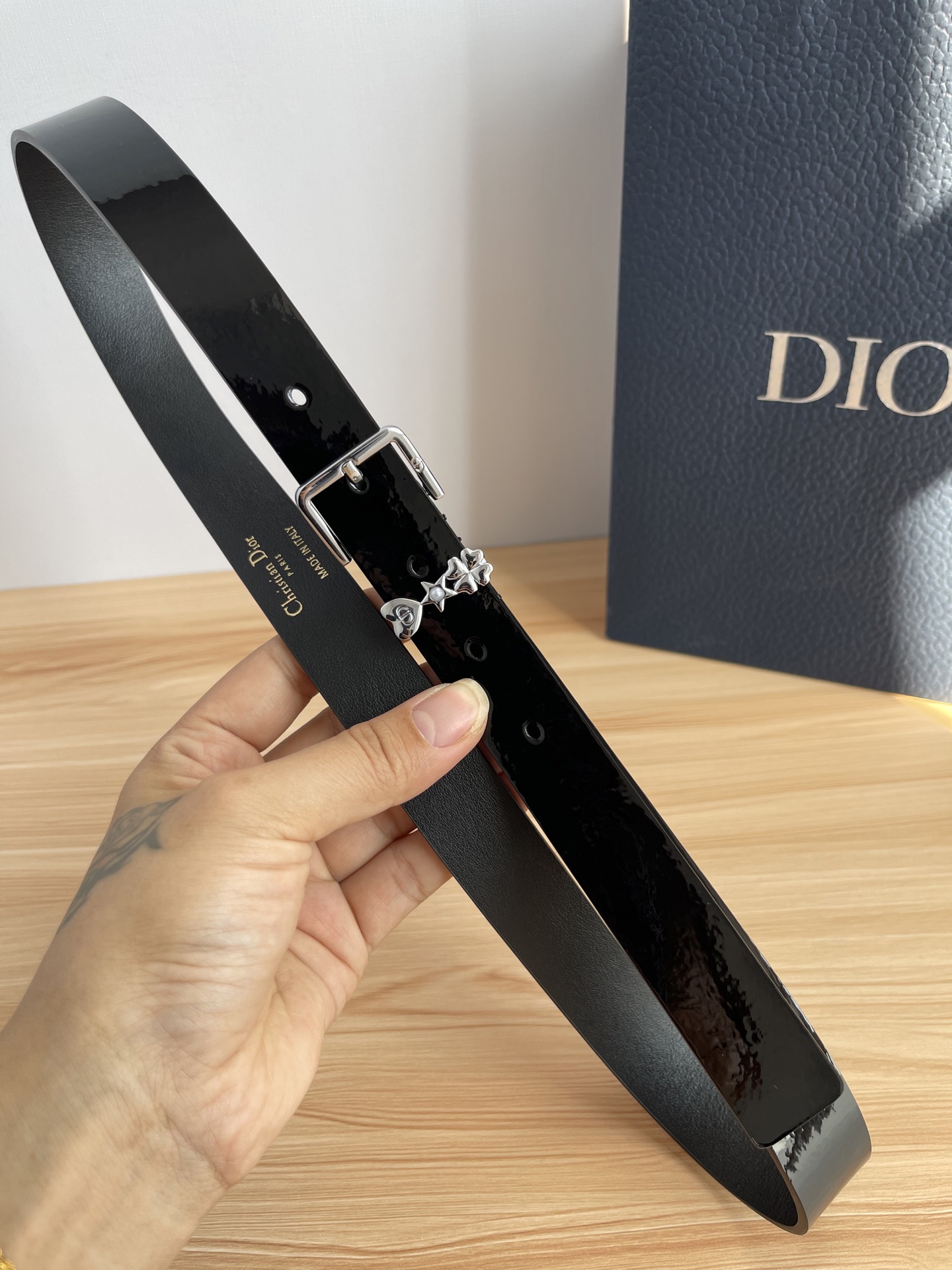 😍😍😍迪奥550 2.5CM 😍这款 Montaigne Avenue 腰带从同名手袋汲取灵感，采用黑色