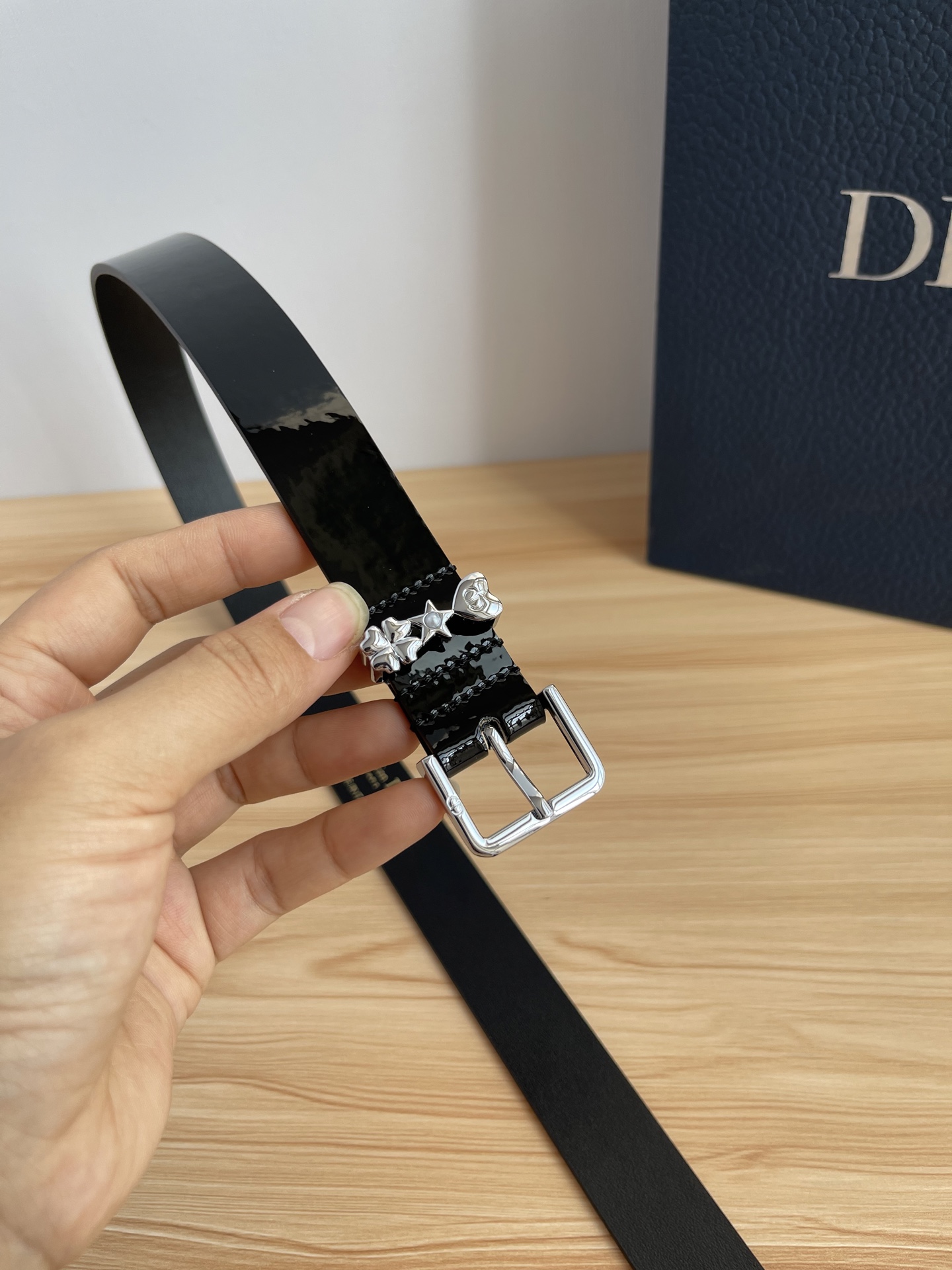😍😍😍迪奥550 2.5CM 😍这款 Montaigne Avenue 腰带从同名手袋汲取灵感，采用黑色