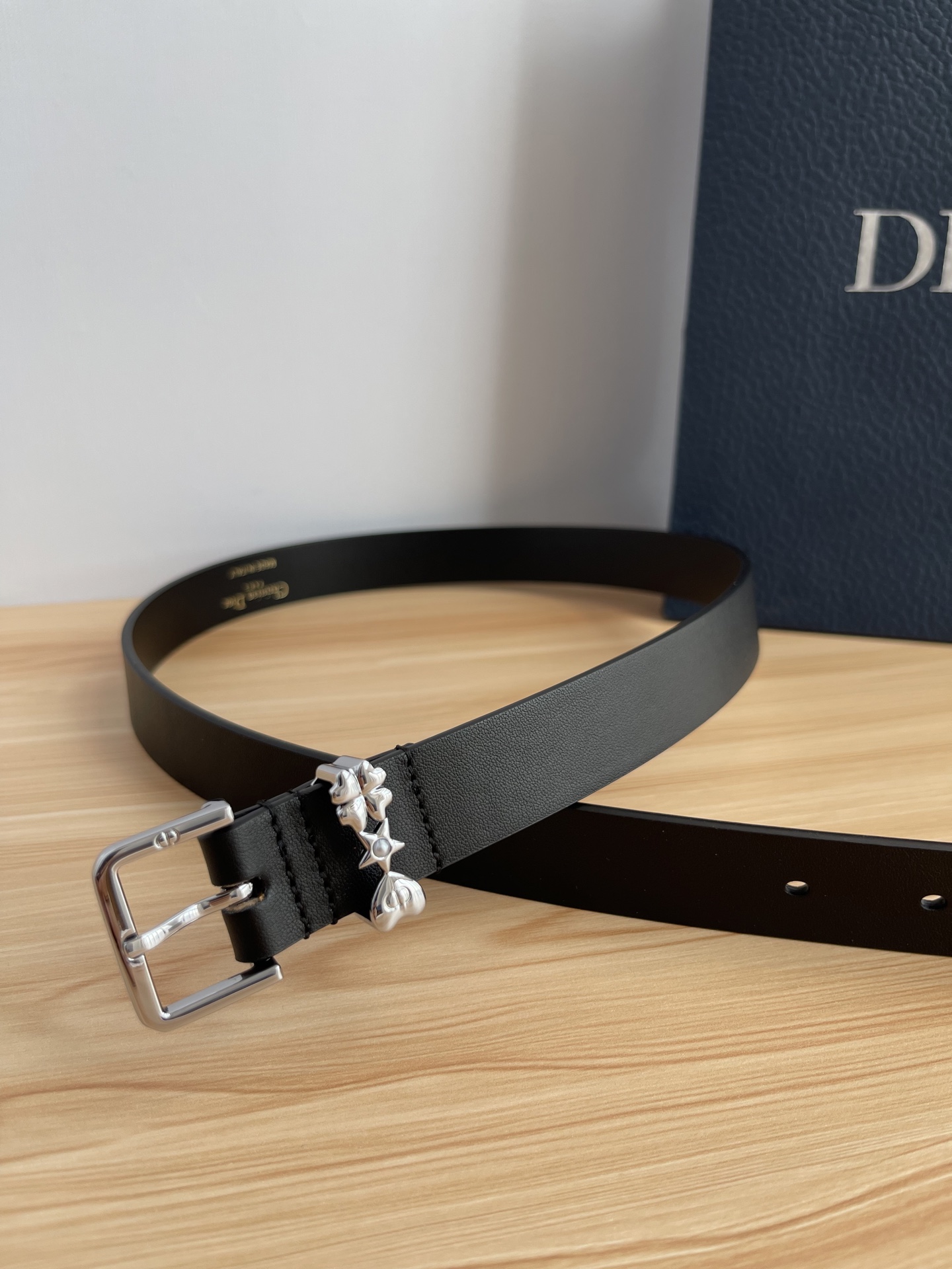 😍😍😍迪奥550 2.5CM 😍这款 Montaigne Avenue 腰带从同名手袋汲取灵感，采用黑色