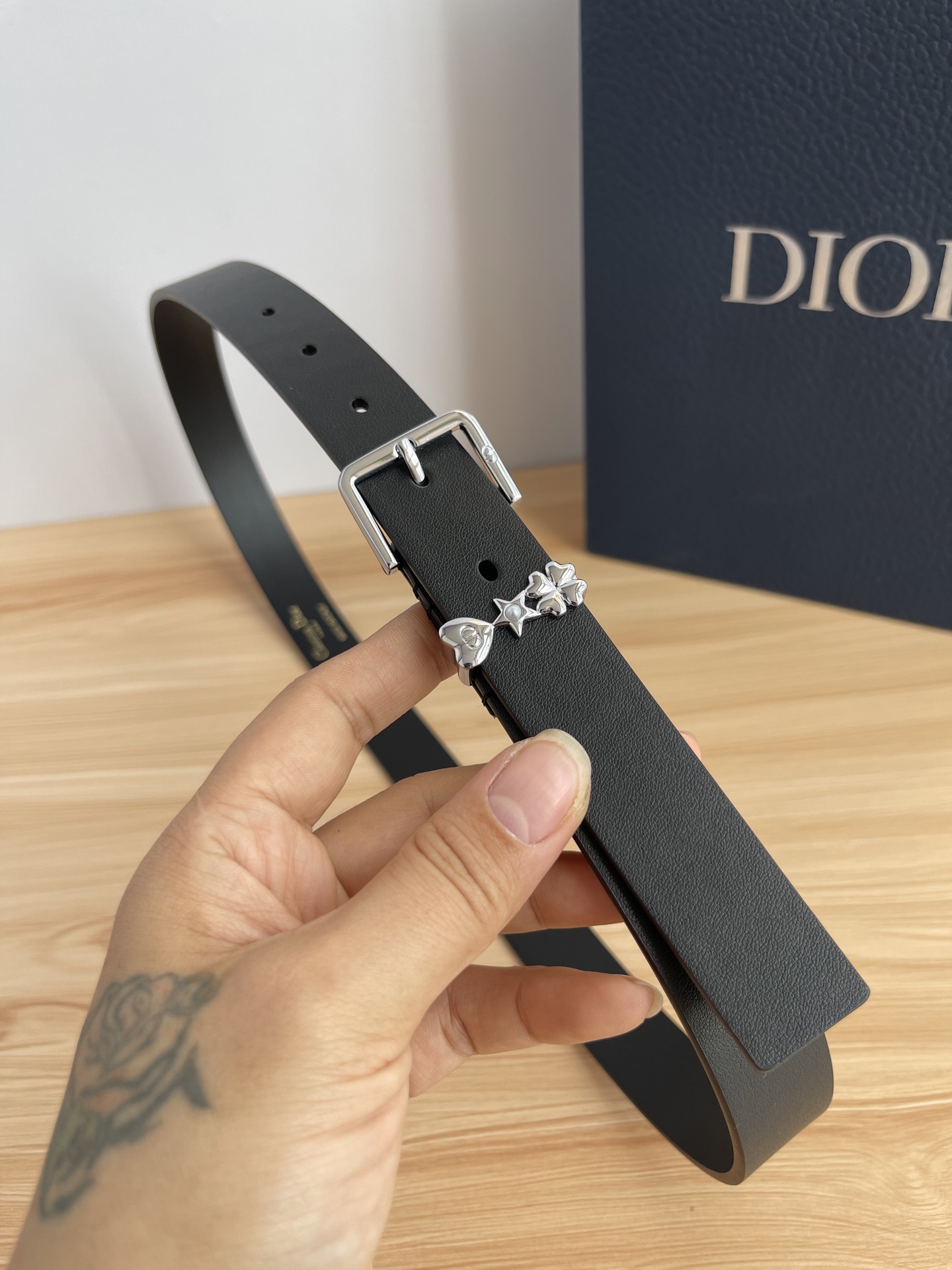 😍😍😍迪奥550 2.5CM 😍这款 Montaigne Avenue 腰带从同名手袋汲取灵感，采用黑色