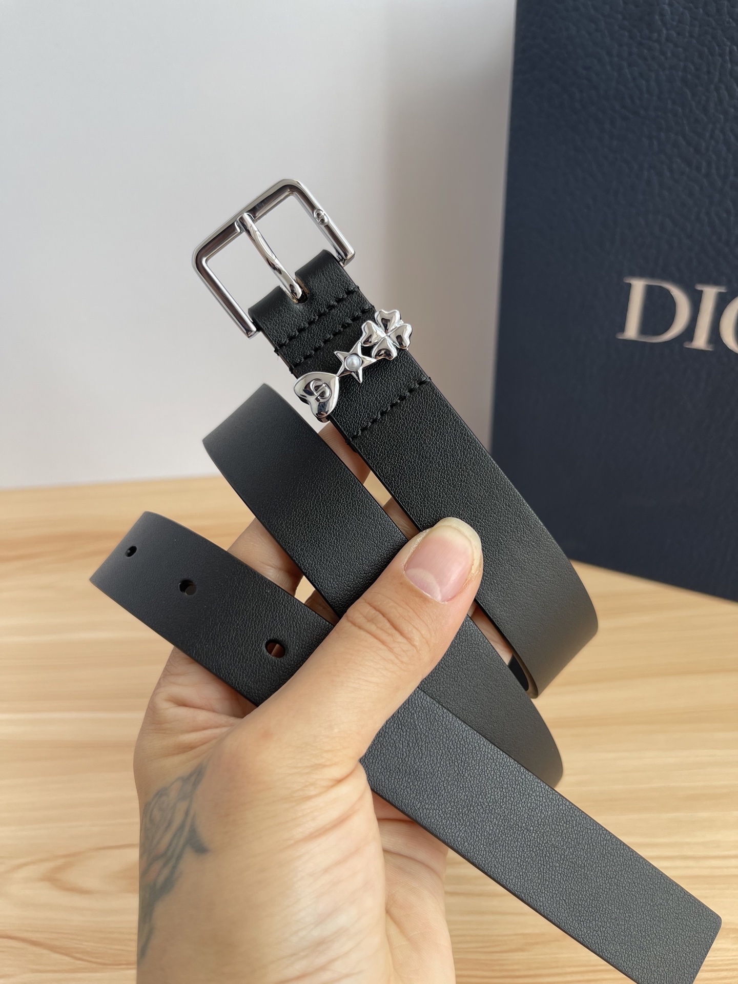 😍😍😍迪奥550 2.5CM 😍这款 Montaigne Avenue 腰带从同名手袋汲取灵感，采用黑色