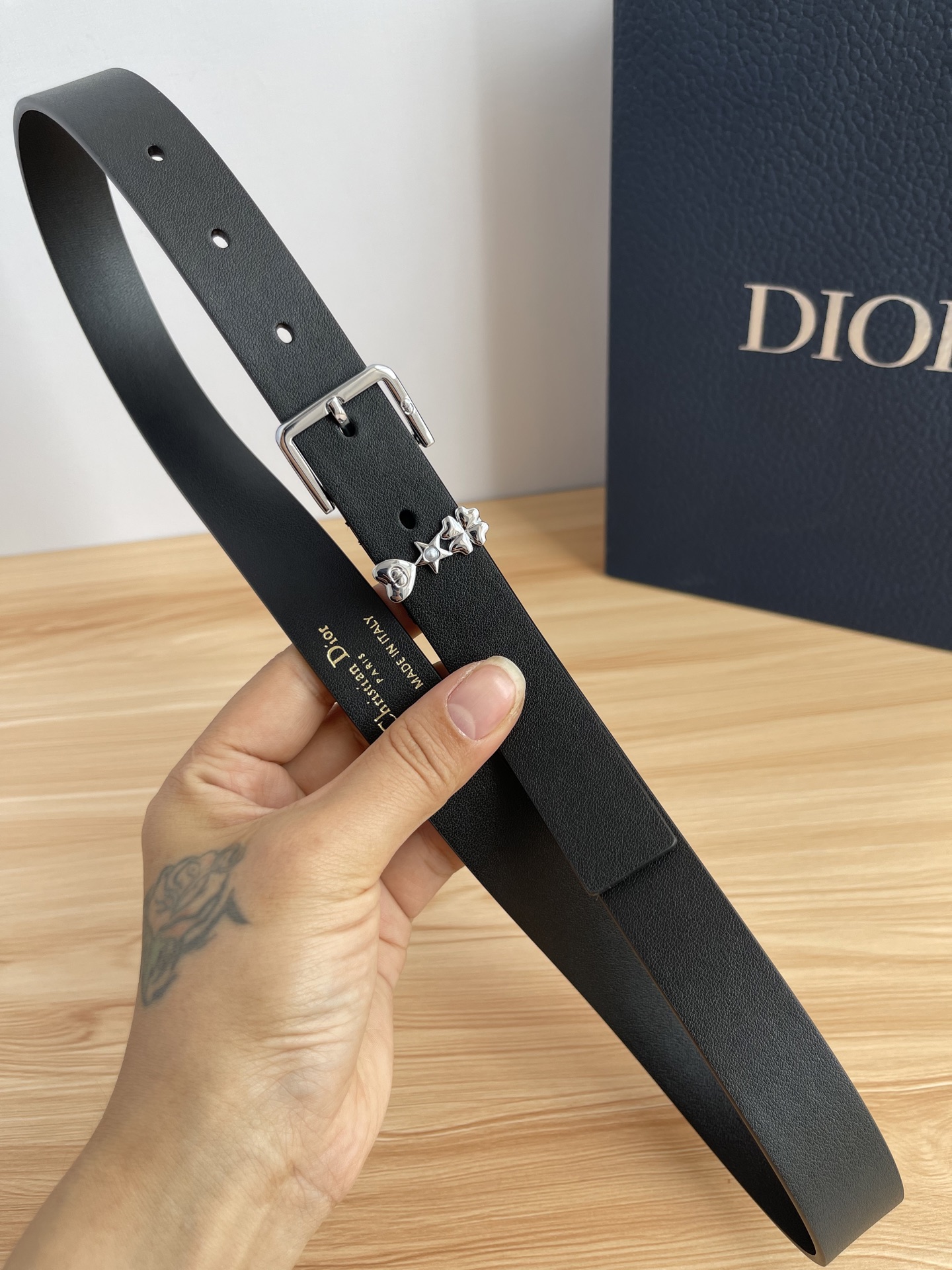 😍😍😍迪奥550 2.5CM 😍这款 Montaigne Avenue 腰带从同名手袋汲取灵感，采用黑色