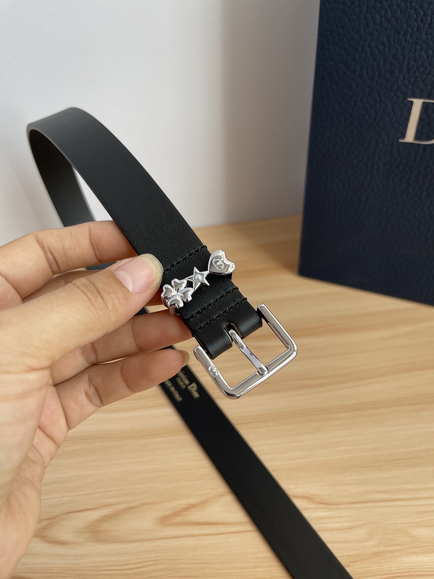 😍😍😍迪奥550 2.5CM 😍这款 Montaigne Avenue 腰带从同名手袋汲取灵感，采用黑色