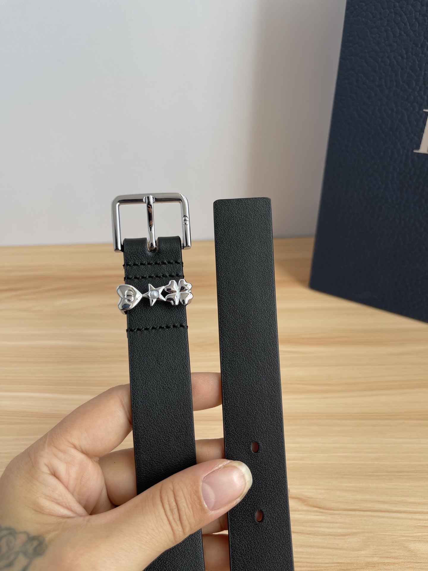 😍😍😍迪奥550 2.5CM 😍这款 Montaigne Avenue 腰带从同名手袋汲取灵感，采用黑色