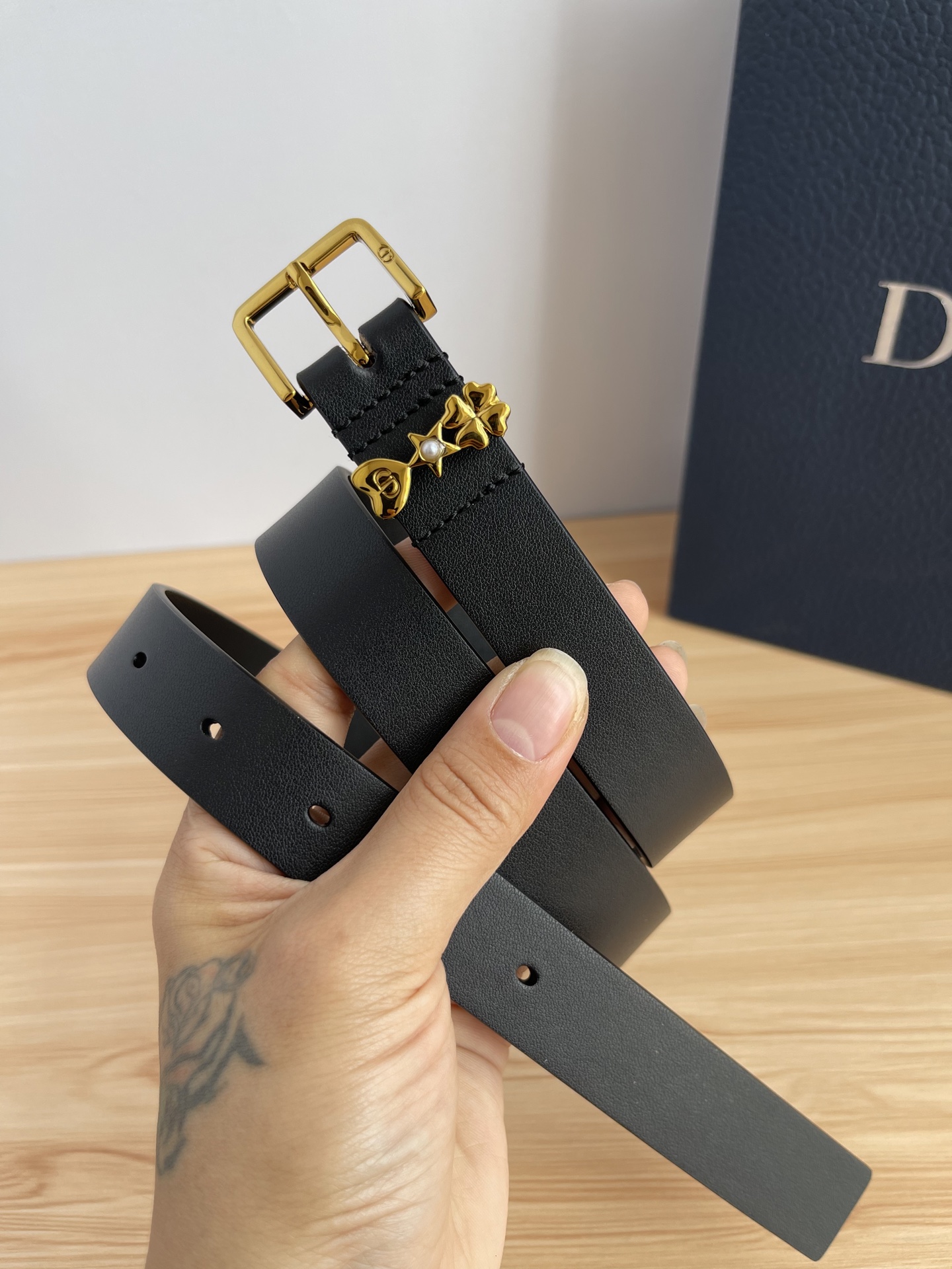 😍😍😍迪奥550 2.5CM 😍这款 Montaigne Avenue 腰带从同名手袋汲取灵感，采用黑色