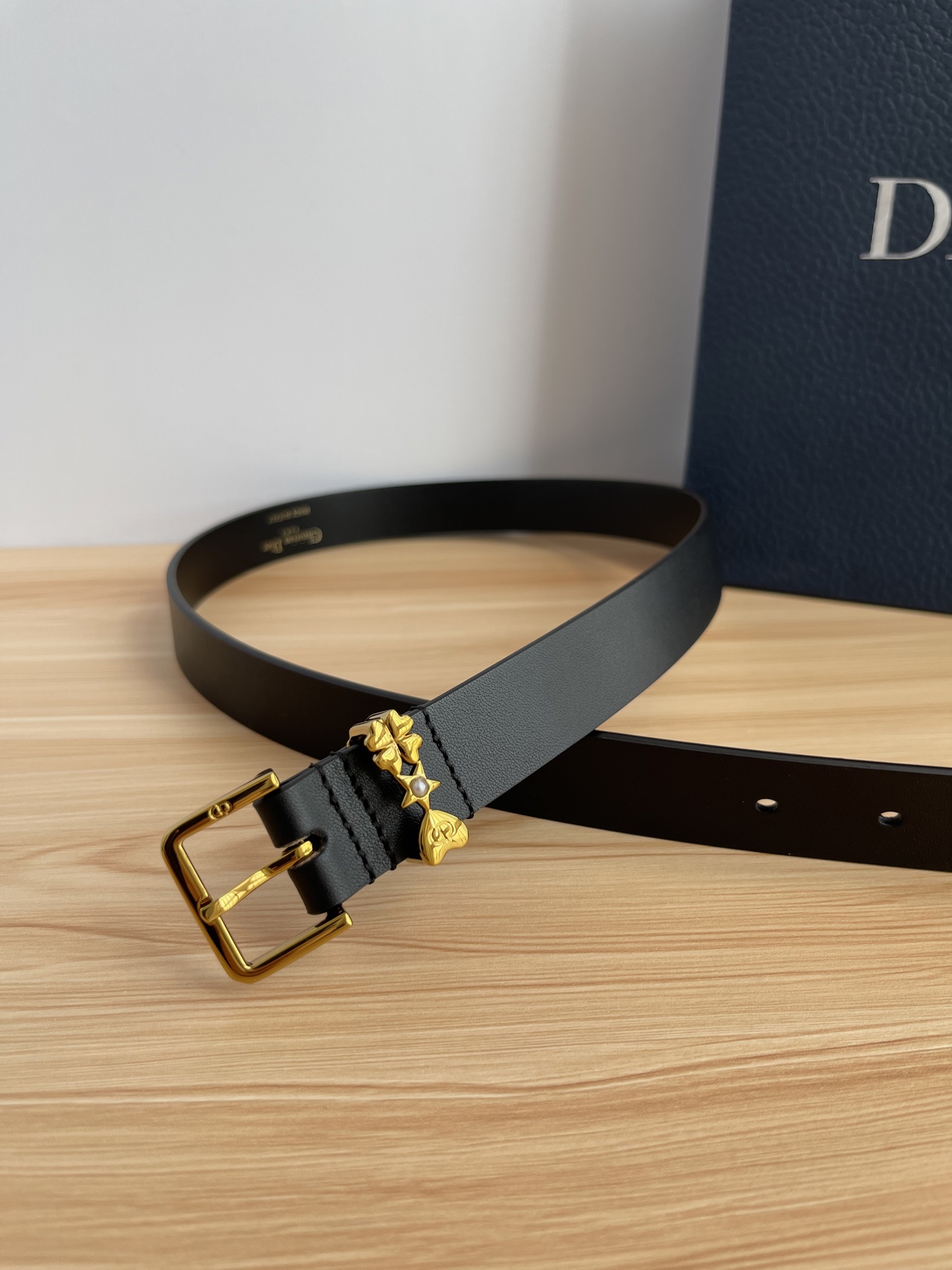 😍😍😍迪奥550 2.5CM 😍这款 Montaigne Avenue 腰带从同名手袋汲取灵感，采用黑色