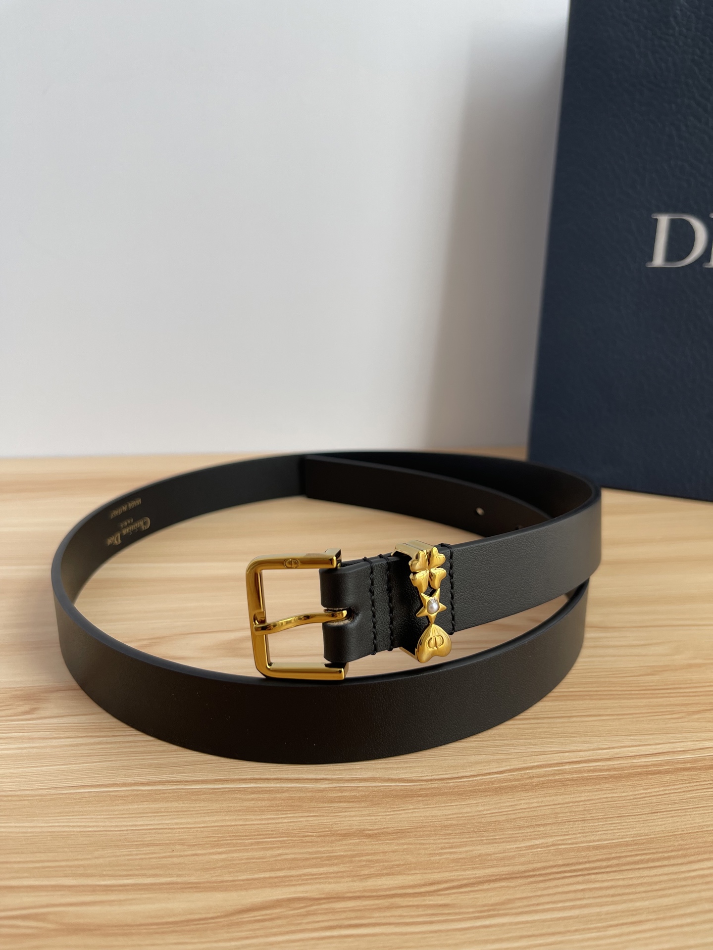 😍😍😍迪奥550 2.5CM 😍这款 Montaigne Avenue 腰带从同名手袋汲取灵感，采用黑色