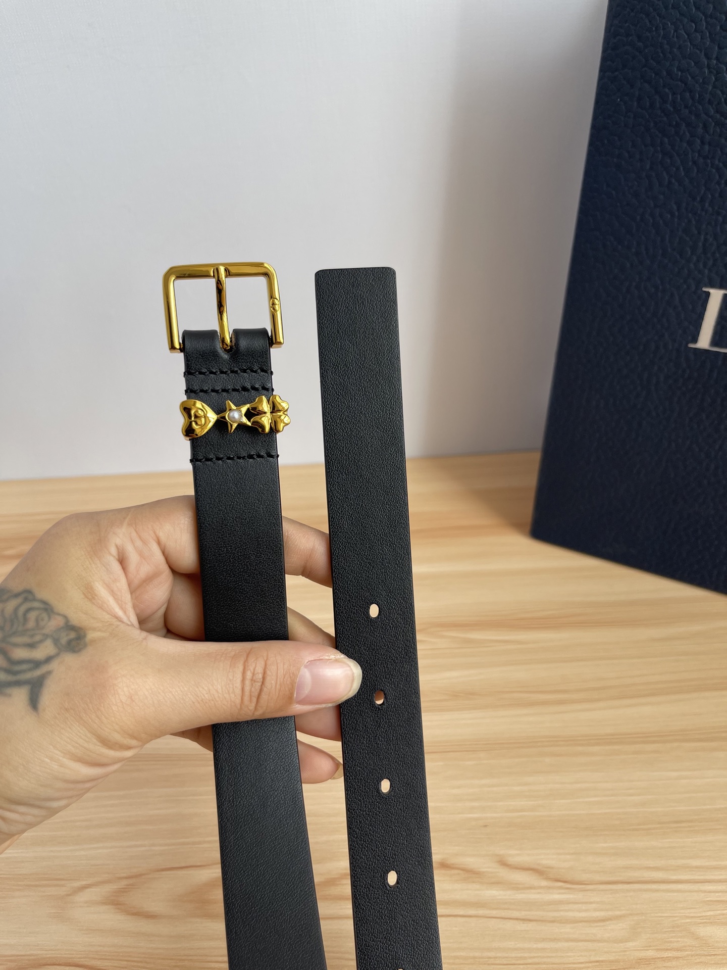 😍😍😍迪奥550 2.5CM 😍这款 Montaigne Avenue 腰带从同名手袋汲取灵感，采用黑色