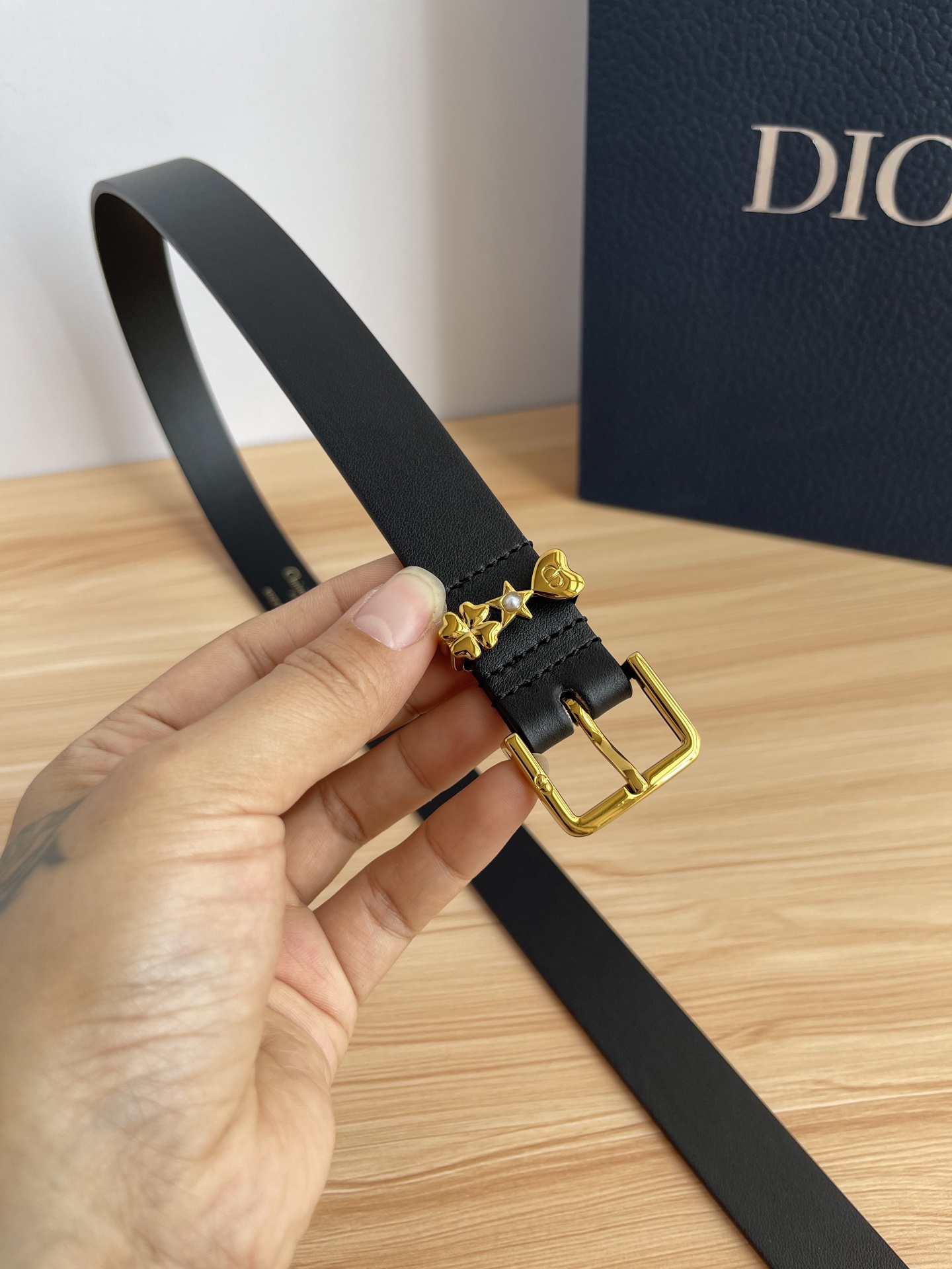 😍😍😍迪奥550 2.5CM 😍这款 Montaigne Avenue 腰带从同名手袋汲取灵感，采用黑色