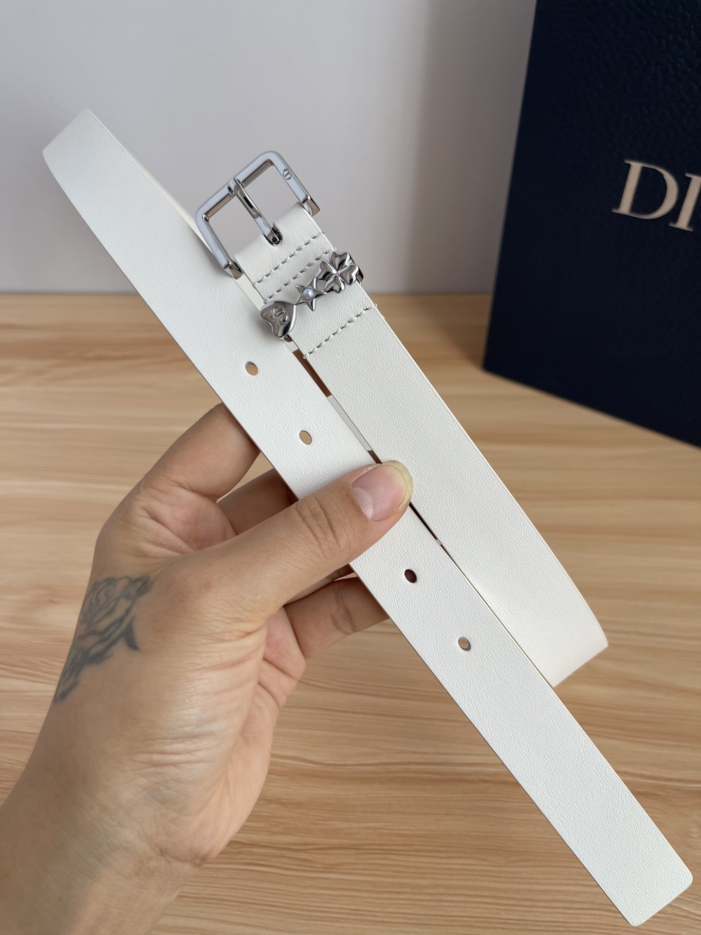 😍😍😍迪奥550 2.5CM 😍这款 Montaigne Avenue 腰带从同名手袋汲取灵感，采用黑色