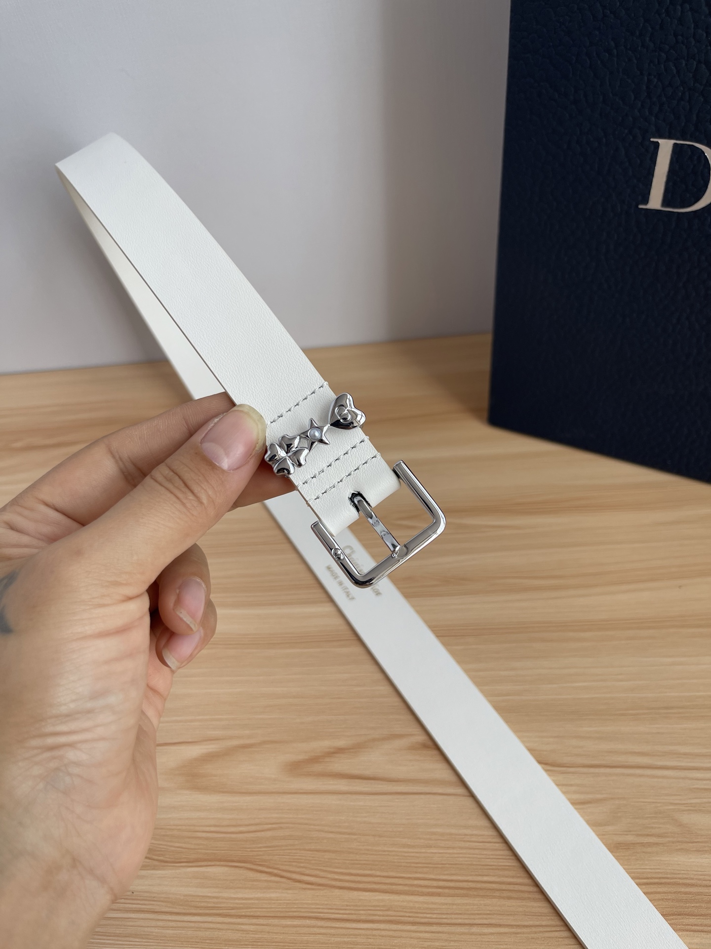 😍😍😍迪奥550 2.5CM 😍这款 Montaigne Avenue 腰带从同名手袋汲取灵感，采用黑色