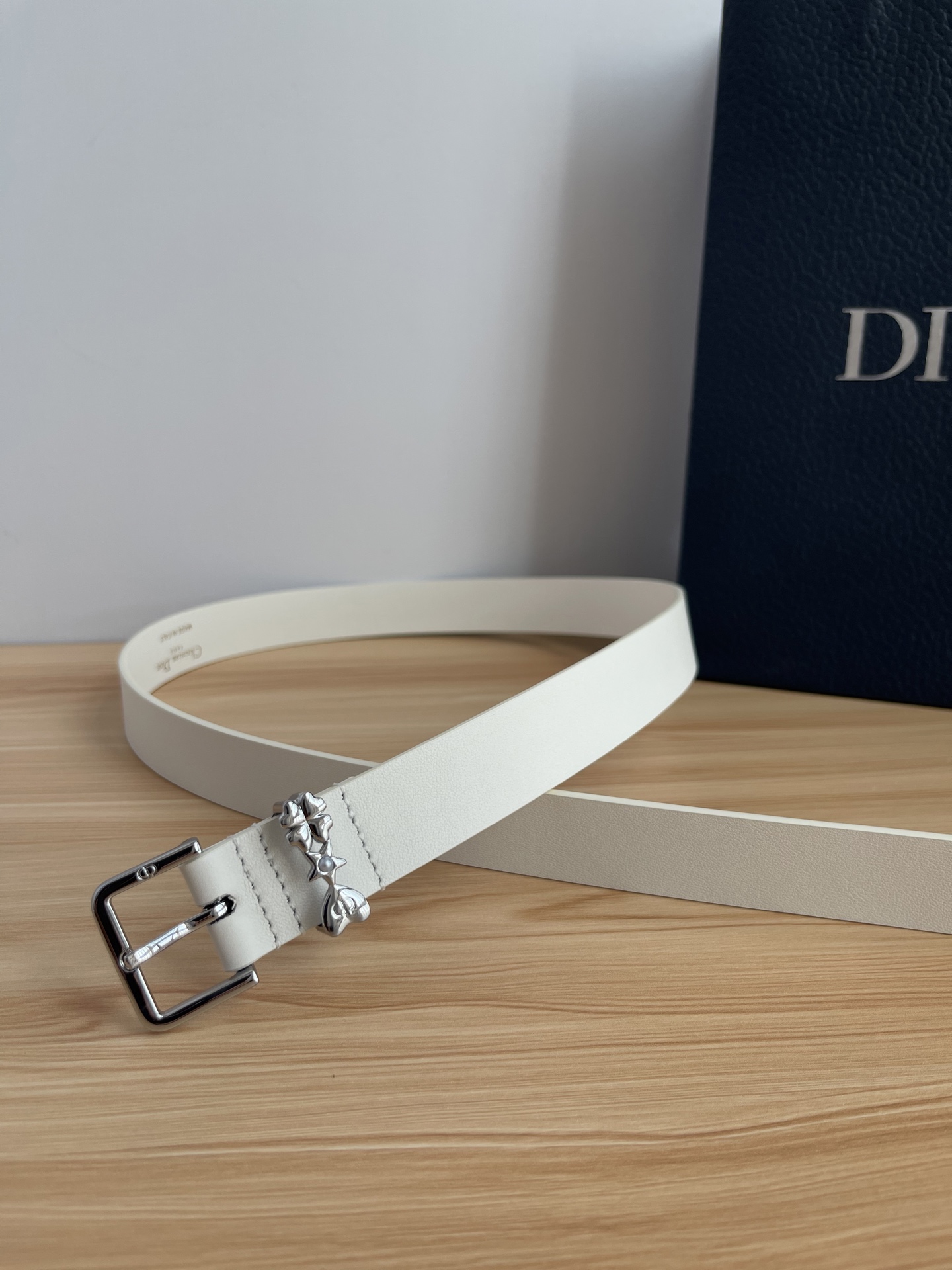 😍😍😍迪奥550 2.5CM 😍这款 Montaigne Avenue 腰带从同名手袋汲取灵感，采用黑色