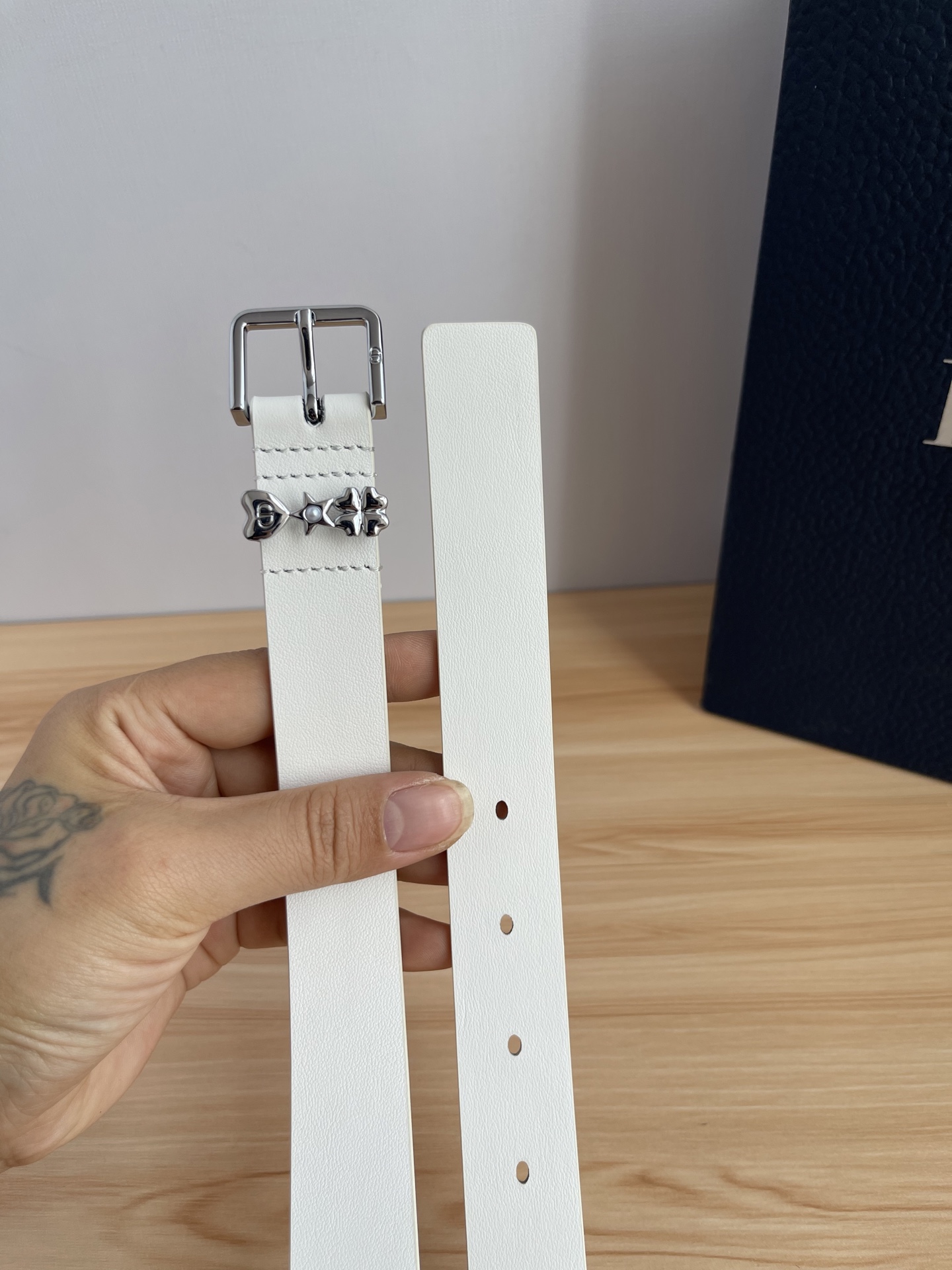 😍😍😍迪奥550 2.5CM 😍这款 Montaigne Avenue 腰带从同名手袋汲取灵感，采用黑色